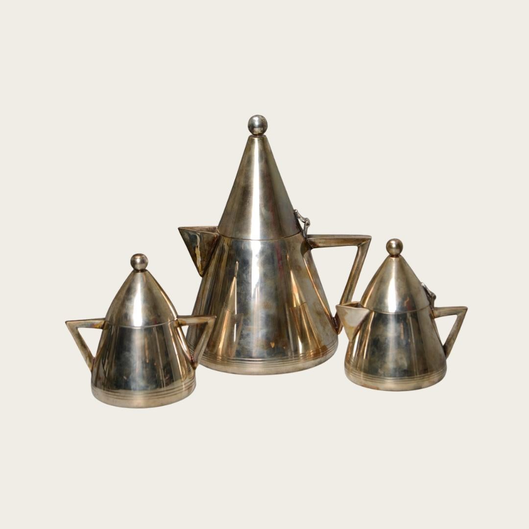 Cet ensemble des années 1930 comprend une grande pièce et deux plus petites. Chaque pièce est dotée d'un couvercle en forme de boule, d'une poignée triangulaire, de charnières détaillées et de motifs linéaires gravés sur les bords.

Grande : 5