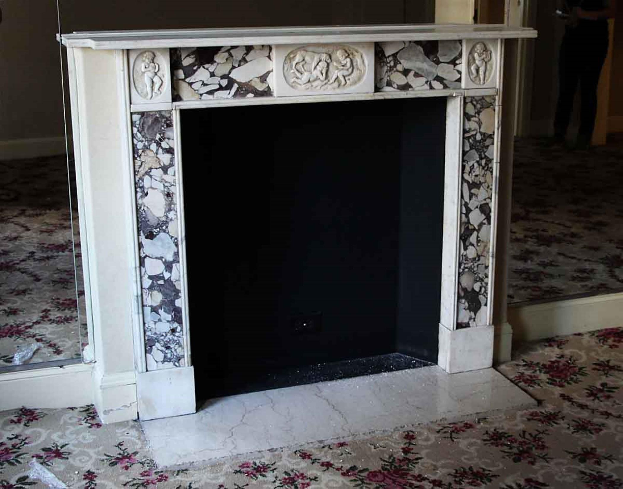 Regency Cheminée en marbre statuaire Breche de l'hôtel Waldorf Astoria, style Régence anglaise en vente
