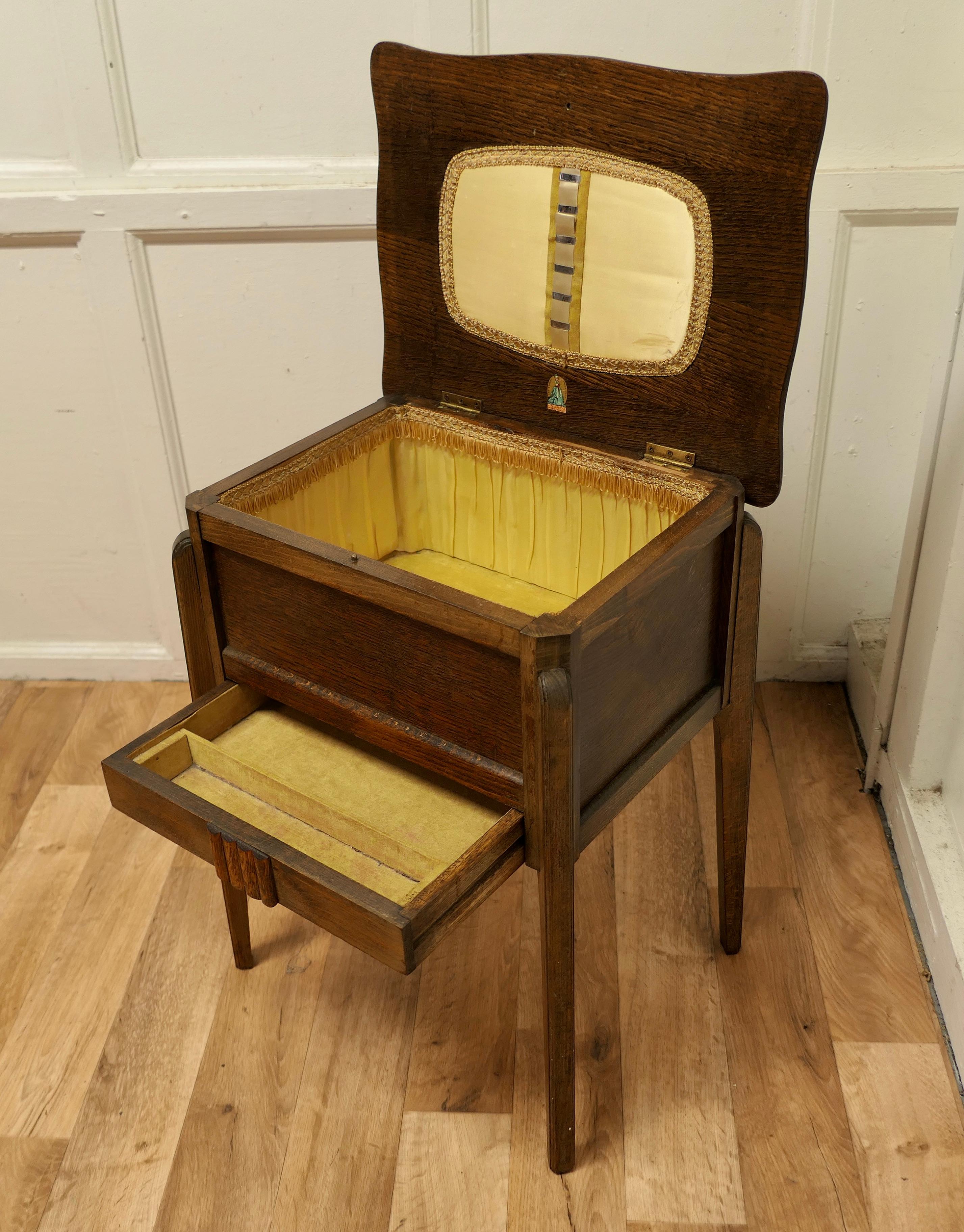 1930s Oak Sewing Box Table by Morco In Good Condition For Sale In Chillerton, Isle of Wight