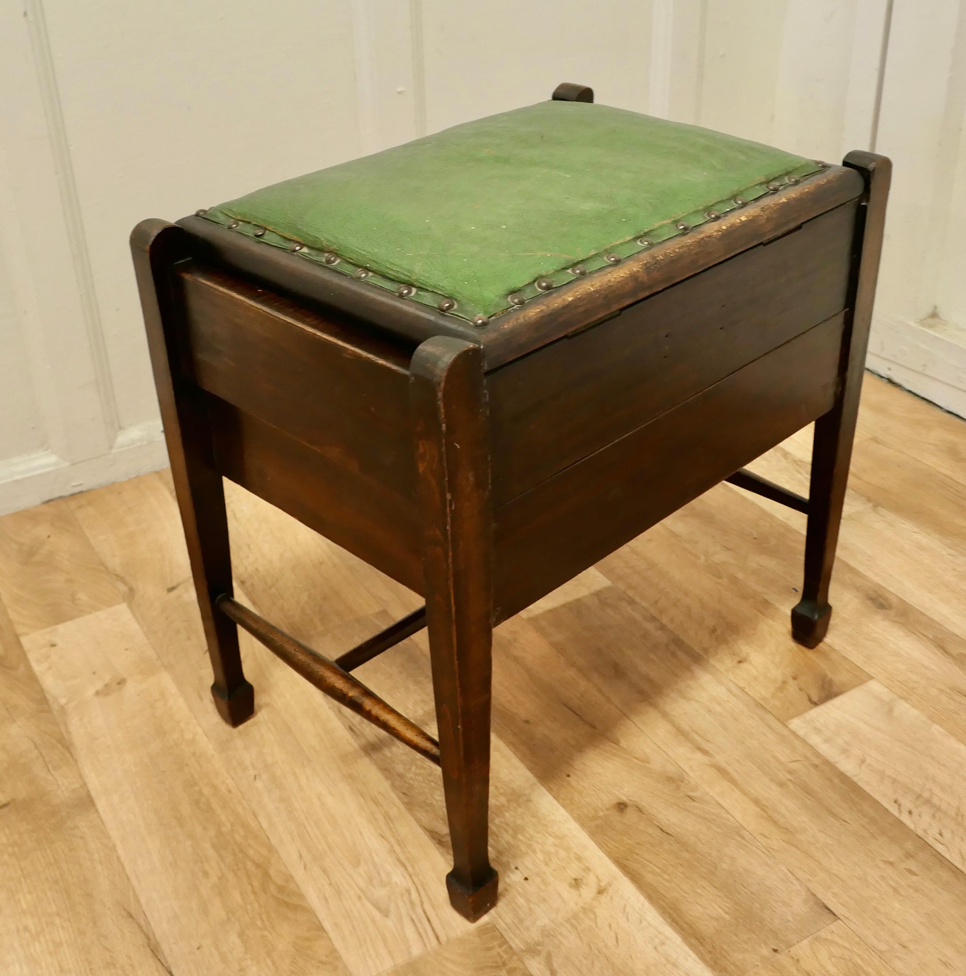 1930s Oak Sewing Box Table with Drawer For Sale 4
