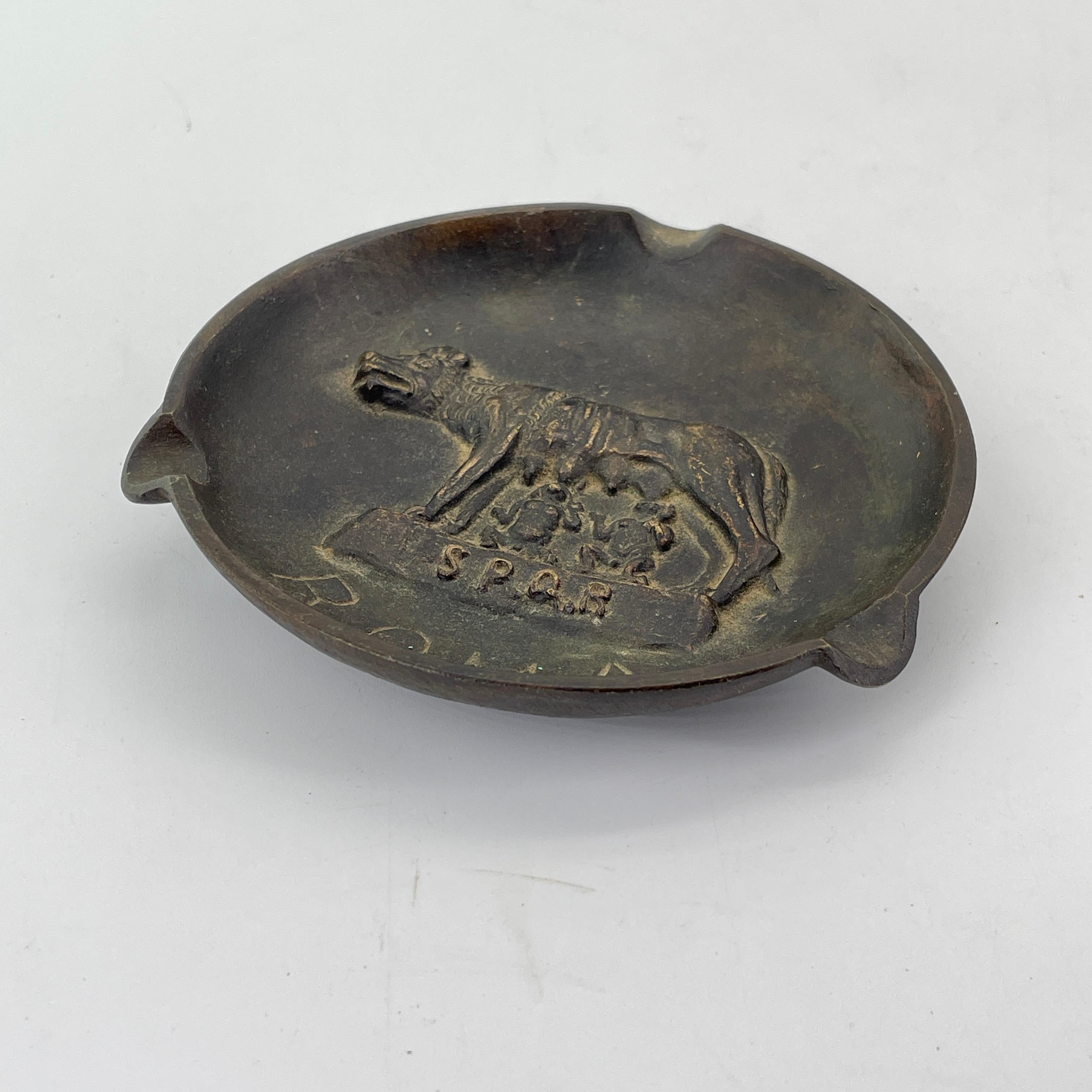 Cendrier rare de Rome, début du 20e siècle.  Semble être en bronze ou en laiton patiné, avec un pied, une fonte nette, lourd. Pas de marques de fabricants.
Dia 4.75 x H .75 in
Poids 10.25 oz / 291 gr