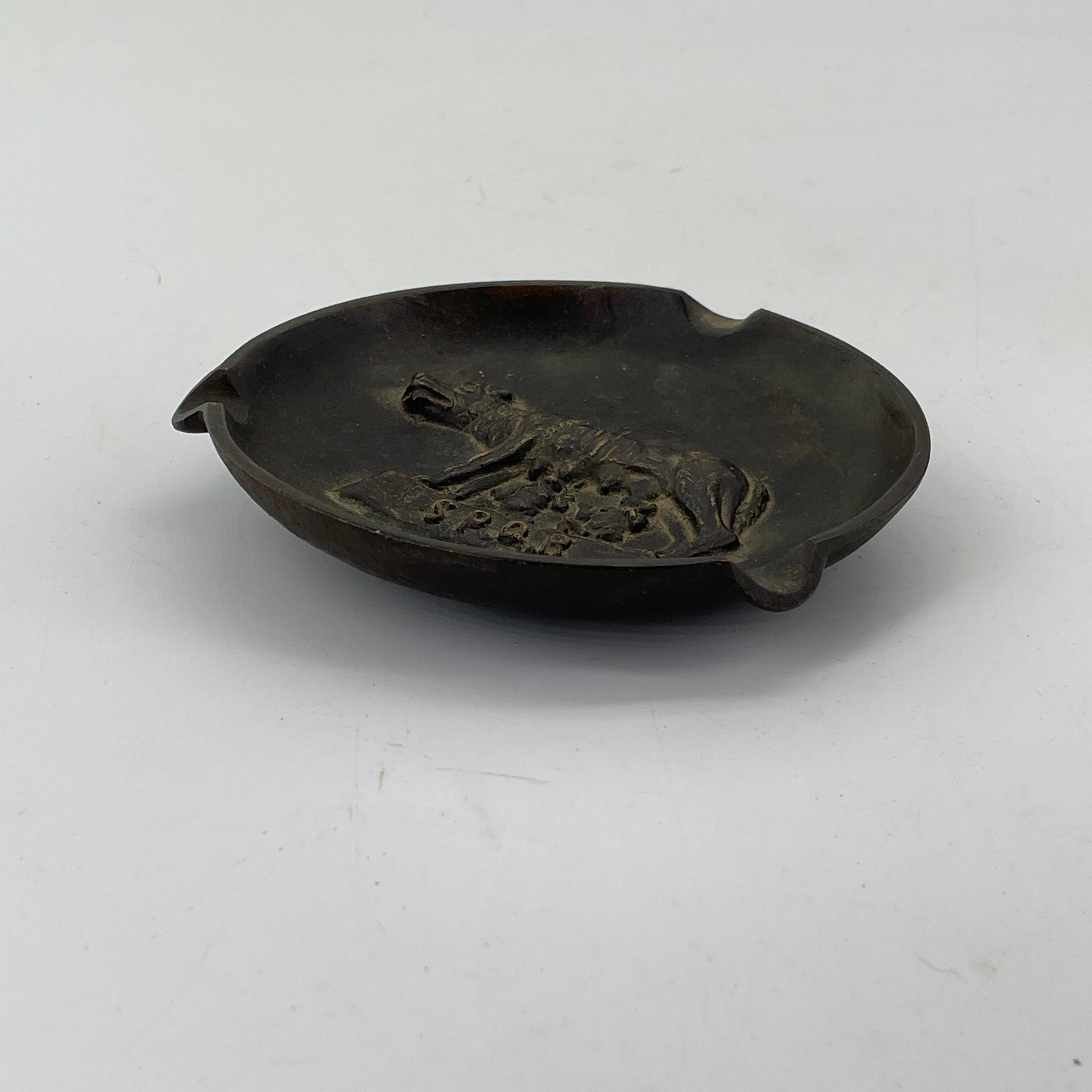 italien Cendrier en métal lourd bronze et laiton Old Drago Vintage Wolf of Mother Rome des années 1930 en vente