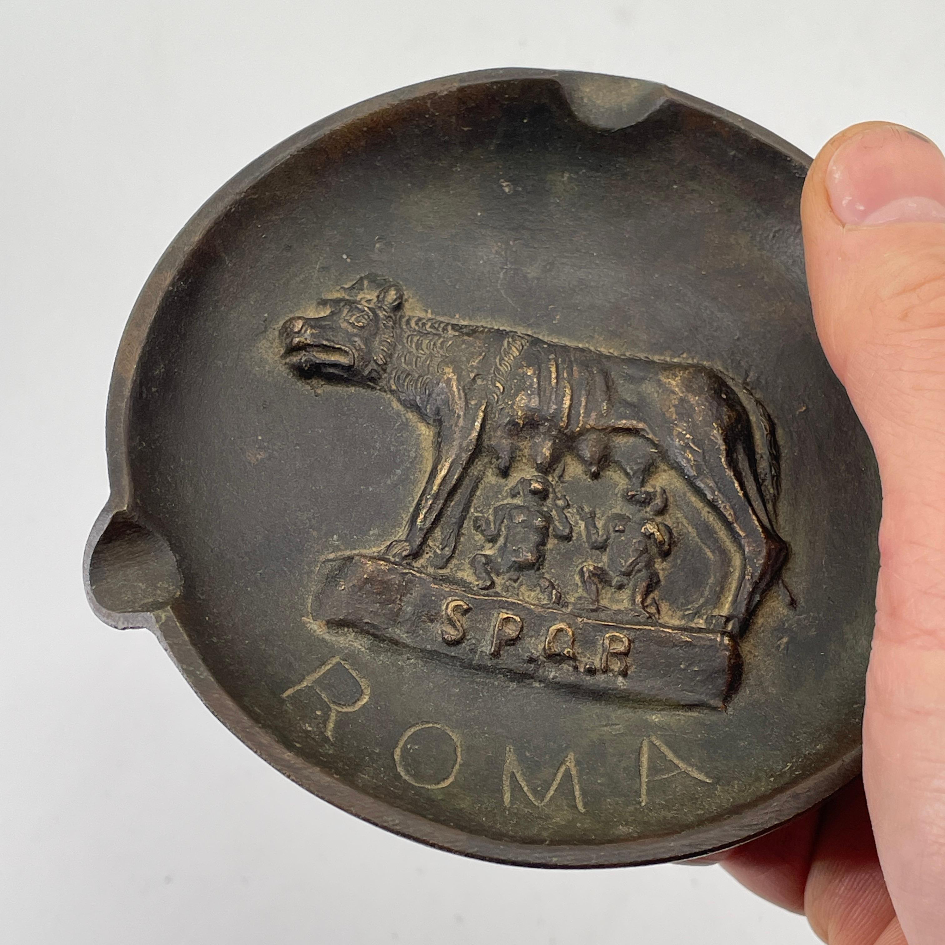 Cendrier en métal lourd bronze et laiton Old Drago Vintage Wolf of Mother Rome des années 1930 État moyen - En vente à Hyattsville, MD