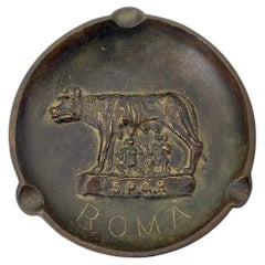 Cendrier en métal lourd bronze et laiton Old Drago Vintage Wolf of Mother Rome des années 1930