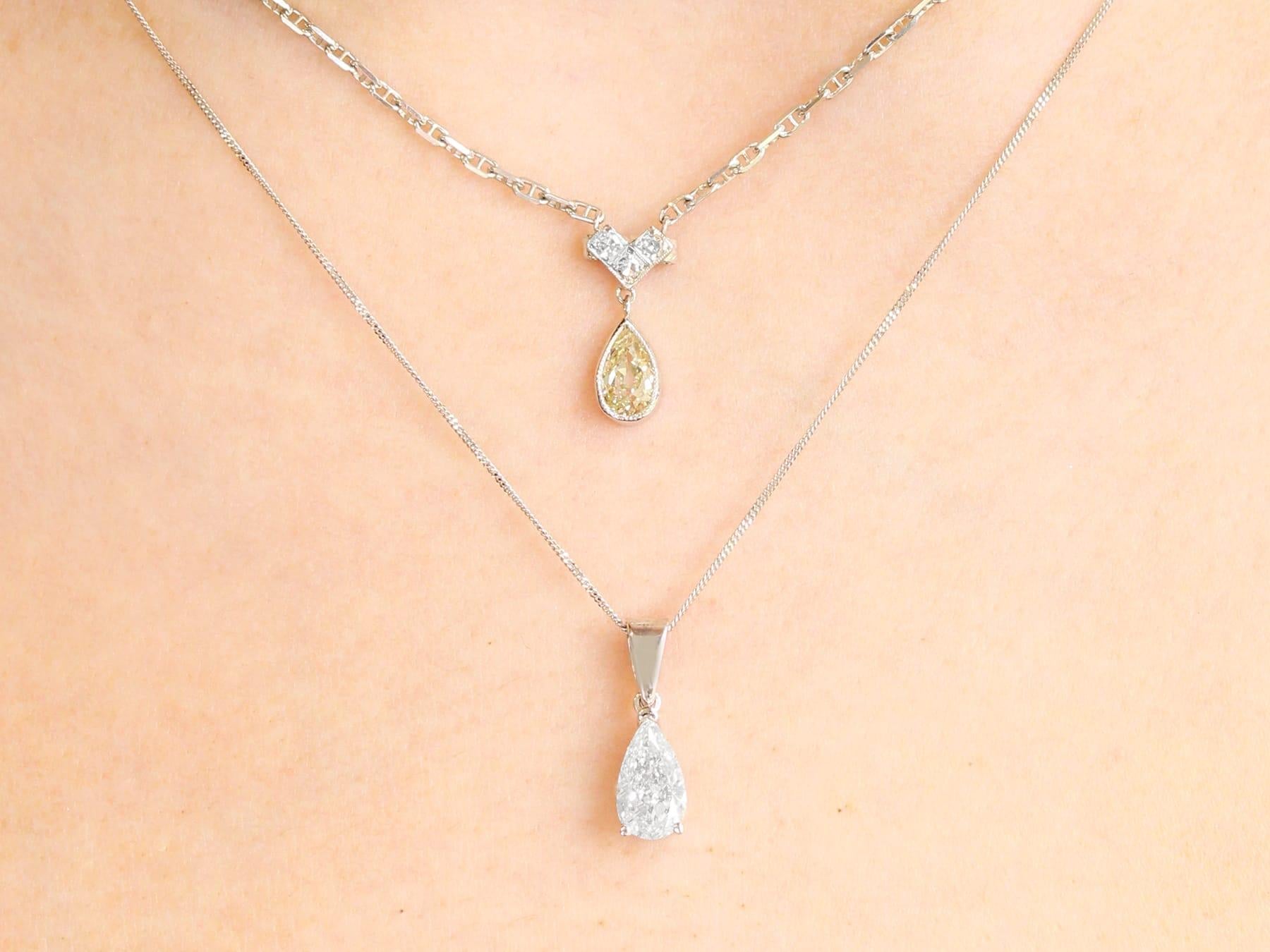 Un'impressionante collana antica degli anni '30 con diamante da 0,68 carati e oro bianco da 9 carati; fa parte delle nostre diverse collezioni di gioielli antichi e gioielli di proprietà.

Questa raffinata e imponente collana di diamanti antichi con
