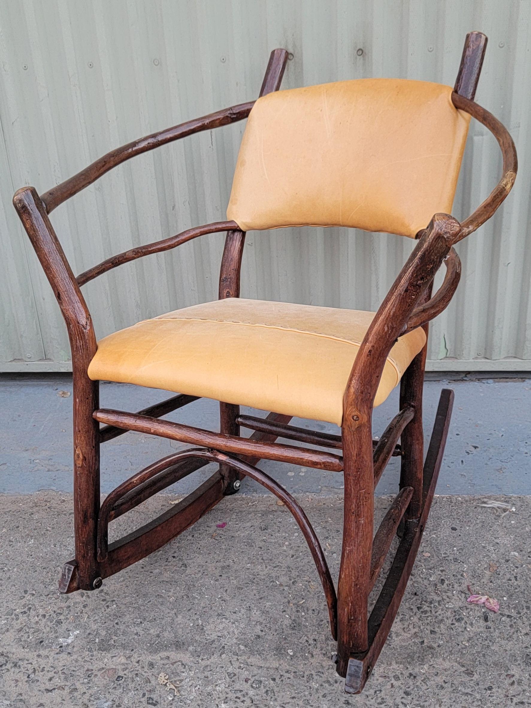 20Thc Sedia a dondolo in legno vecchio di Hickory con vintage  Questa sedia a dondolo è firmata Old Hickory Furniture Company.