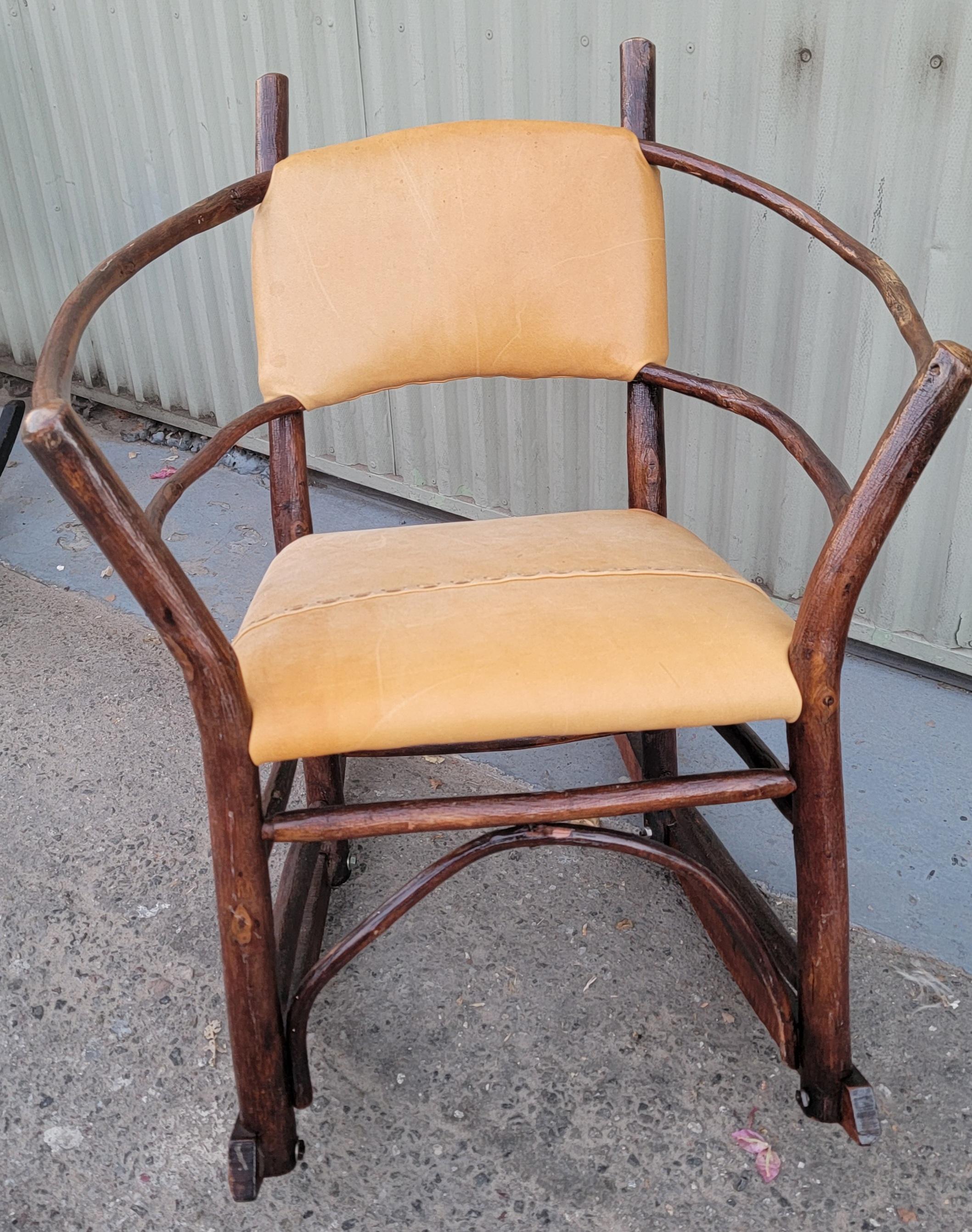 Stile Adirondack Sedia a dondolo con schienale a botte in legno di Hickory del 1930 in vendita