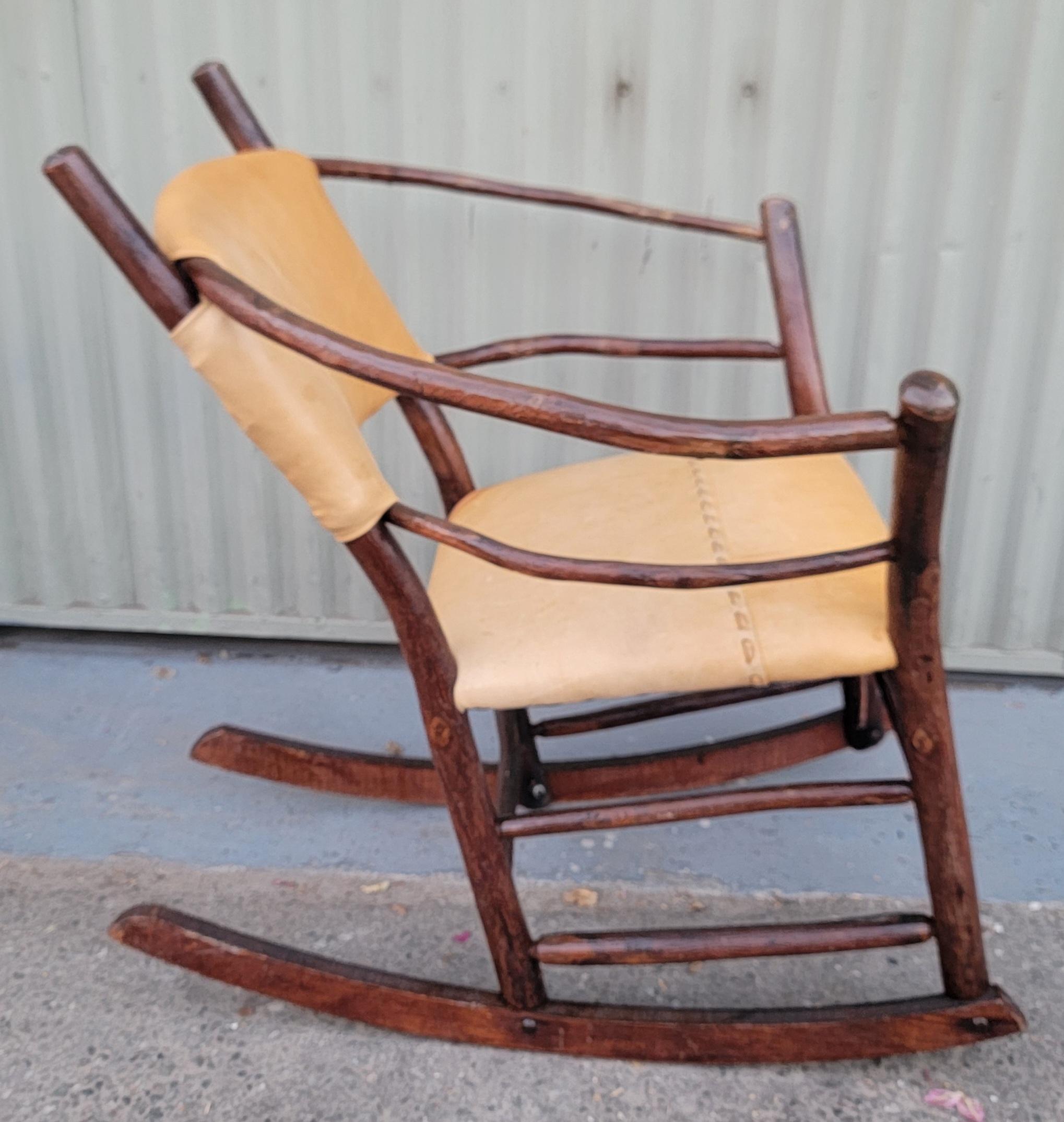 Sedia a dondolo con schienale a botte in legno di Hickory del 1930 In condizioni buone in vendita a Los Angeles, CA