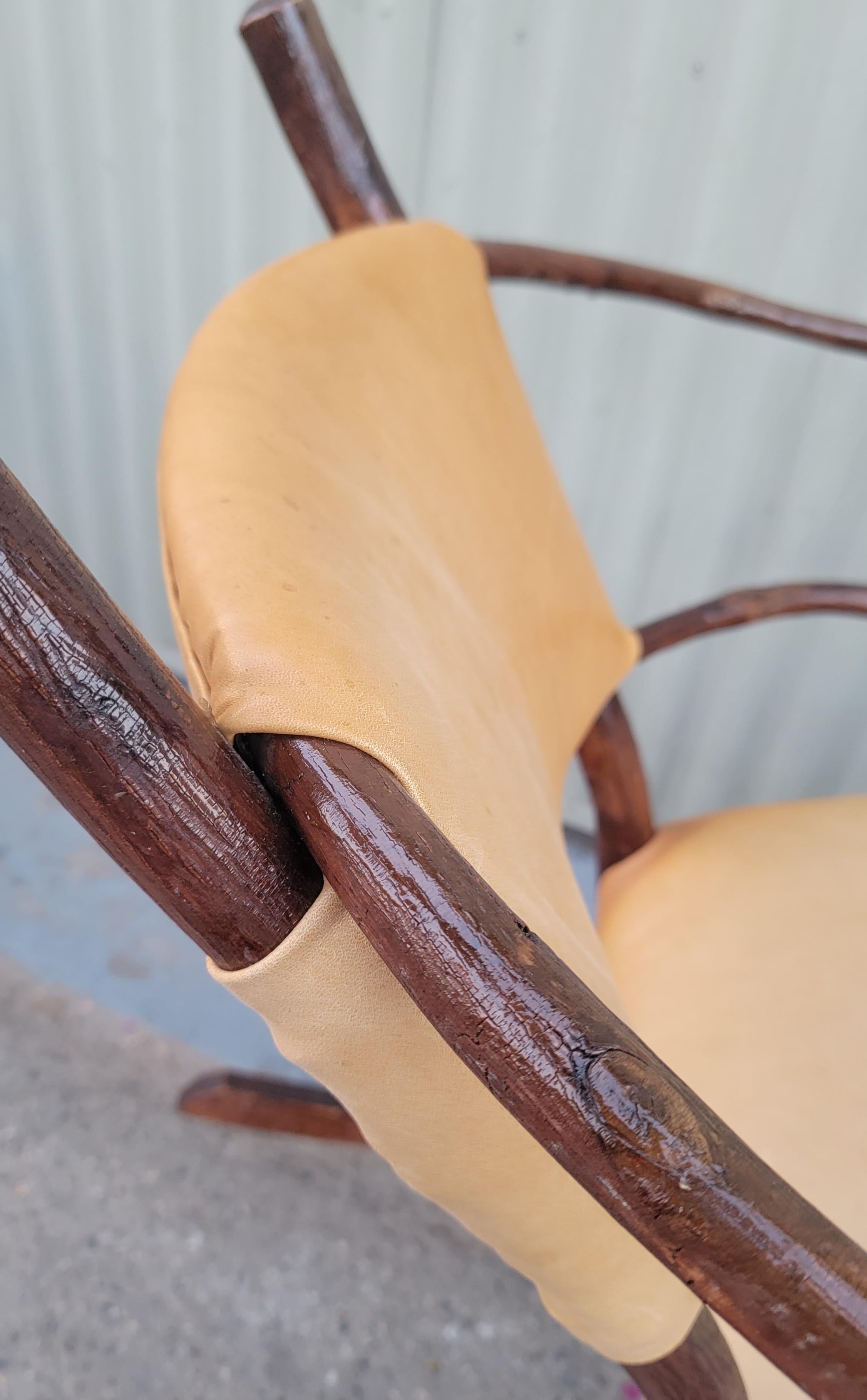 XX secolo Sedia a dondolo con schienale a botte in legno di Hickory del 1930 in vendita
