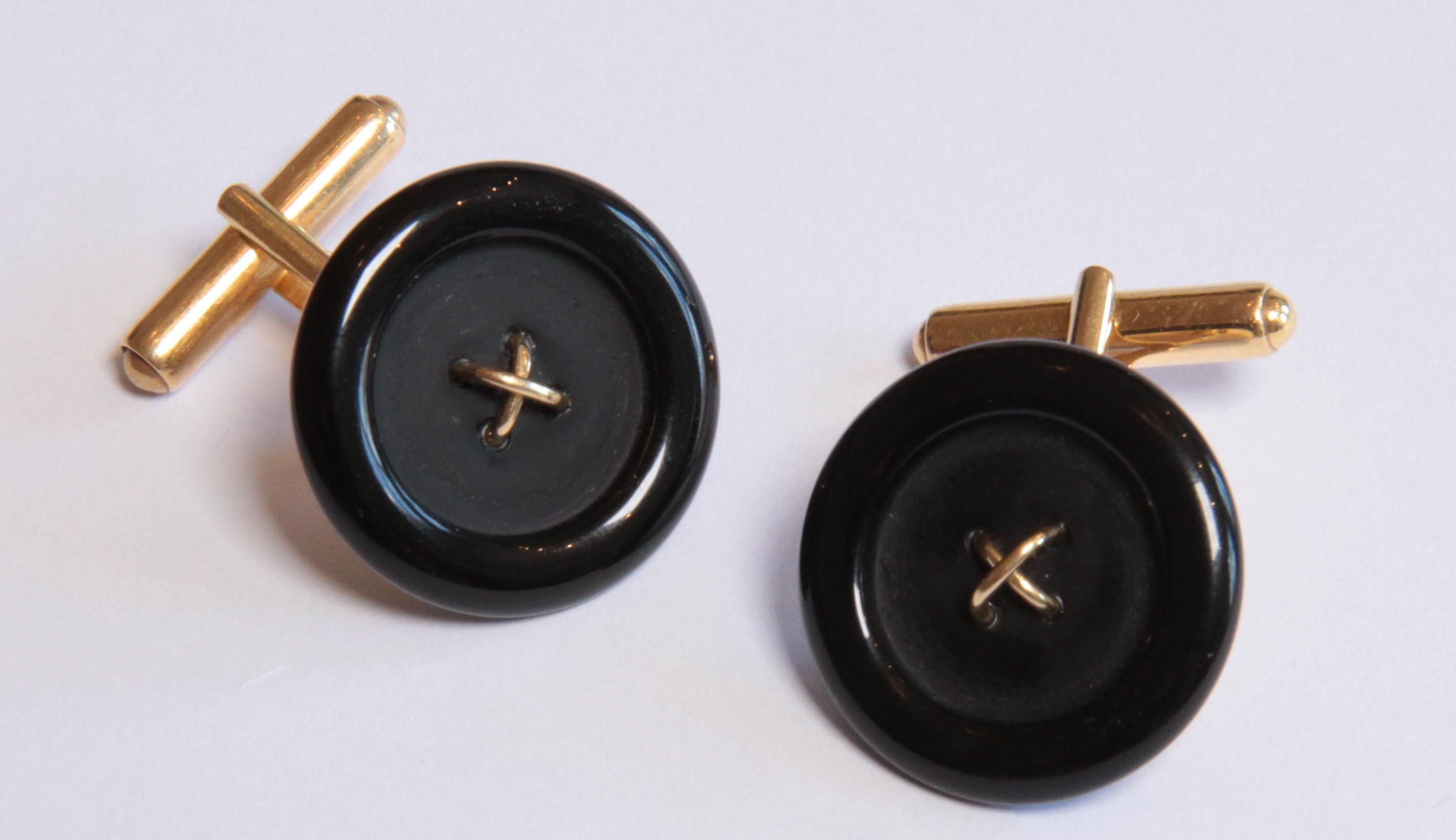 Europe, around 1930's. Pair of onyx cufflinks mounted in 18 carat yellow gold.
Hallmarked with the purity 750, MECAN. Total weight: 10,82 grams. 
Diameter: 0.79 in ( 2 cm )