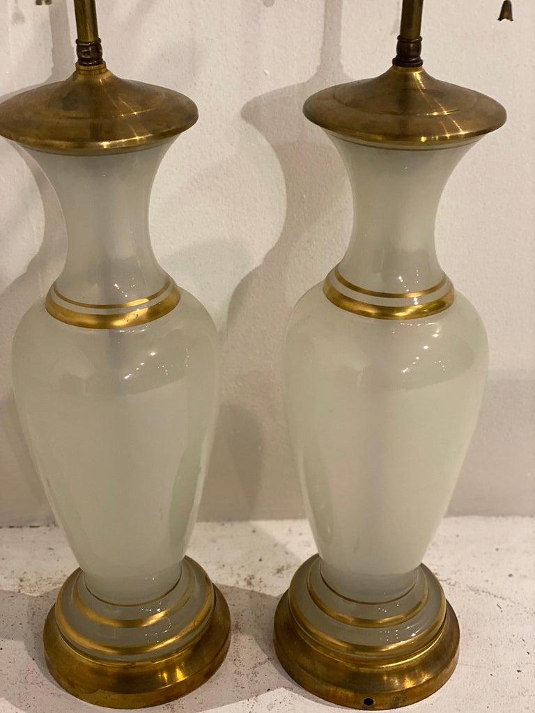 Paire de lampes de table en verre opalin doré des années 1930 