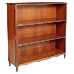 Libreria a giorno anni '30 in legno di noce intagliato in stile neoclassico, di Ebanisteria Bassano