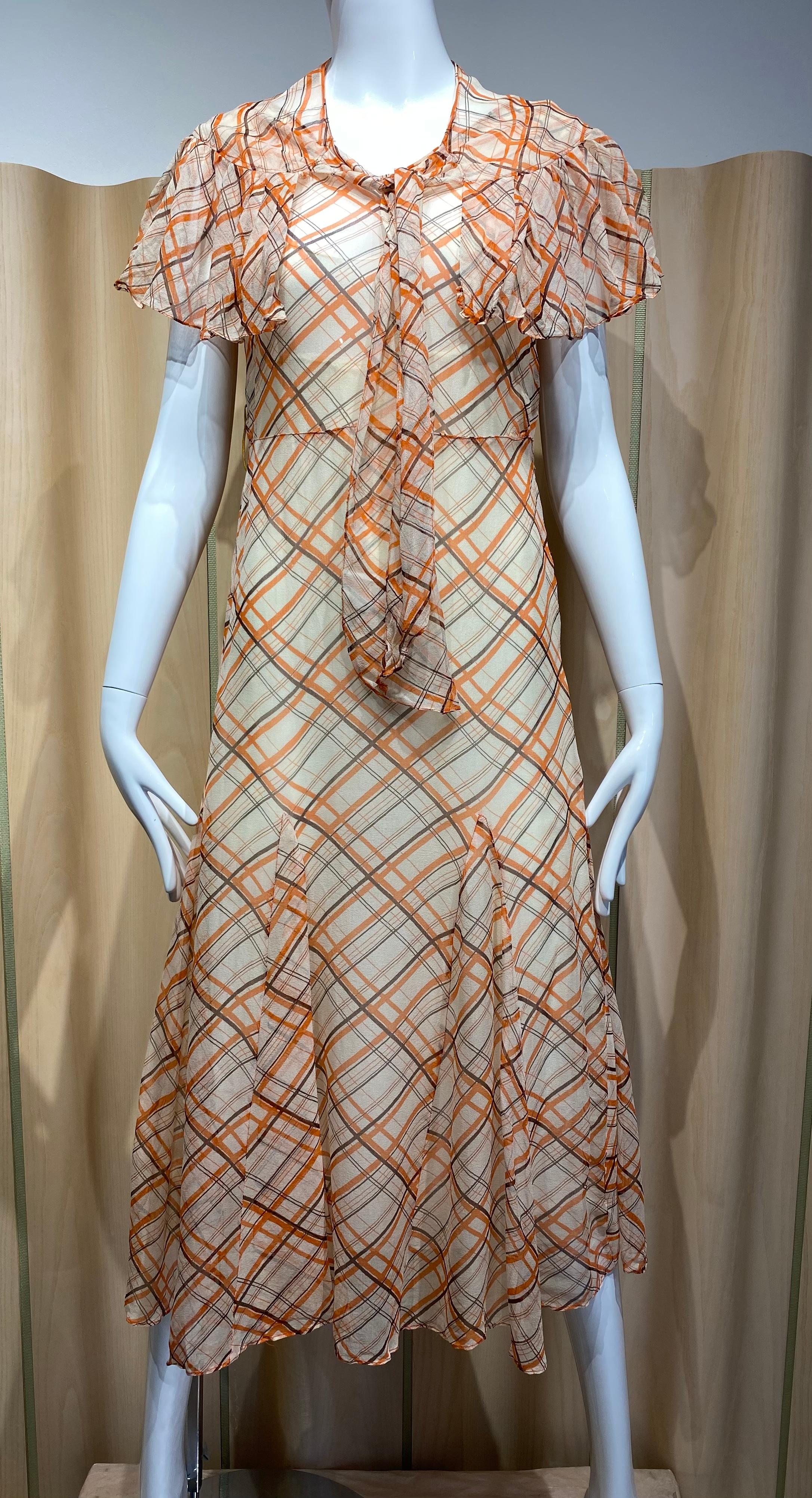 1930er Jahre Orange und Schwarz kariert Druck Seide Chiffon ärmelloses Kleid und Capelet. ( 2Stück)
Passform Größe US 2


**Kleid hat einige Stoff notleidend. WIE BESEHEN 