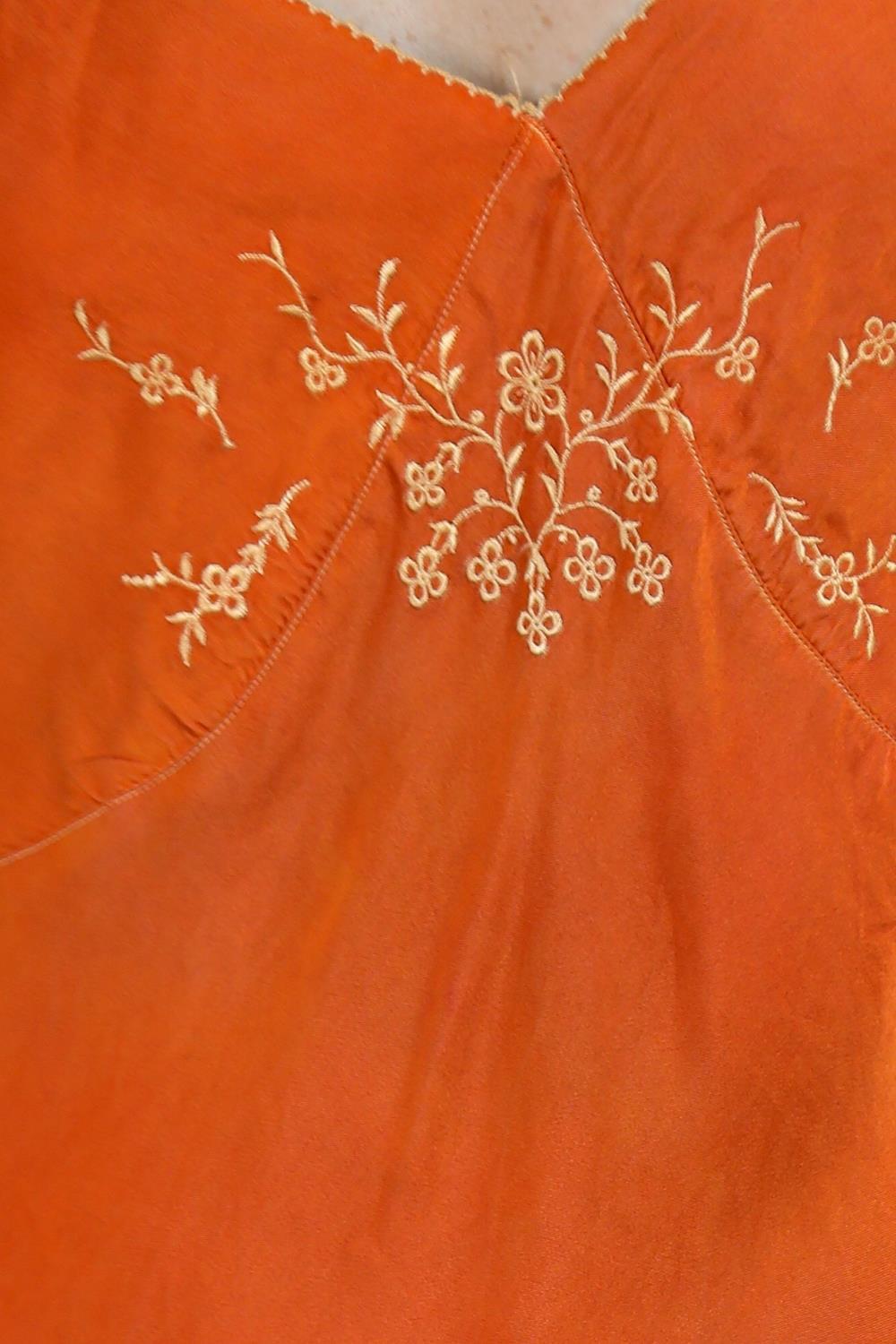1930S Orange Silk Dye Slip Dress With Embroidered Bust (Robe à bretelles brodée en soie) en vente 7