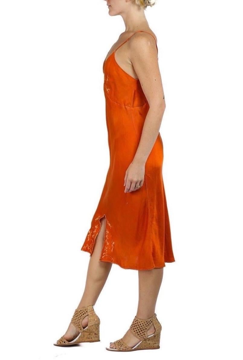 1930S Orange Seidenfärbung Slip Kleid mit gestickter Brust Damen im Angebot