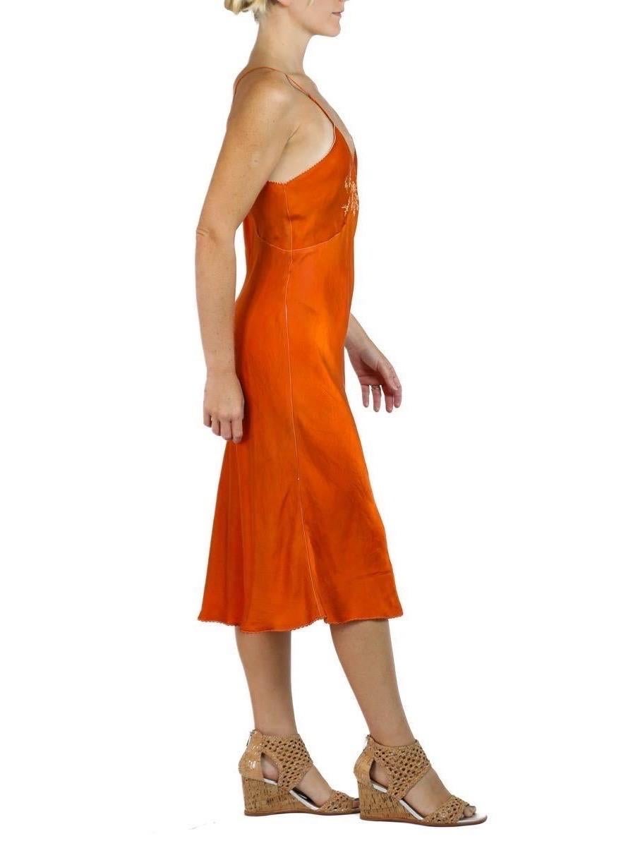 1930S Orange Seidenfärbung Slip Kleid mit gestickter Brust im Angebot 1