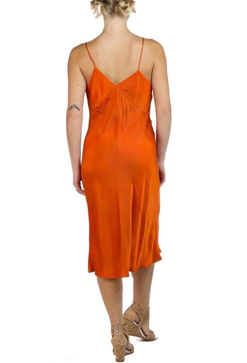 1930S Orange Seidenfärbung Slip Kleid mit gestickter Brust im Angebot 2