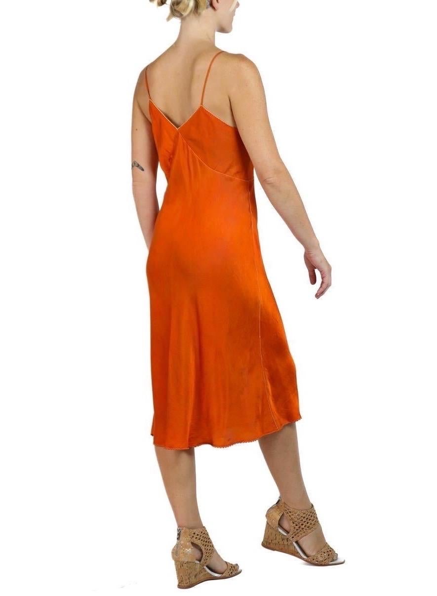 1930S Orange Seidenfärbung Slip Kleid mit gestickter Brust im Angebot 3
