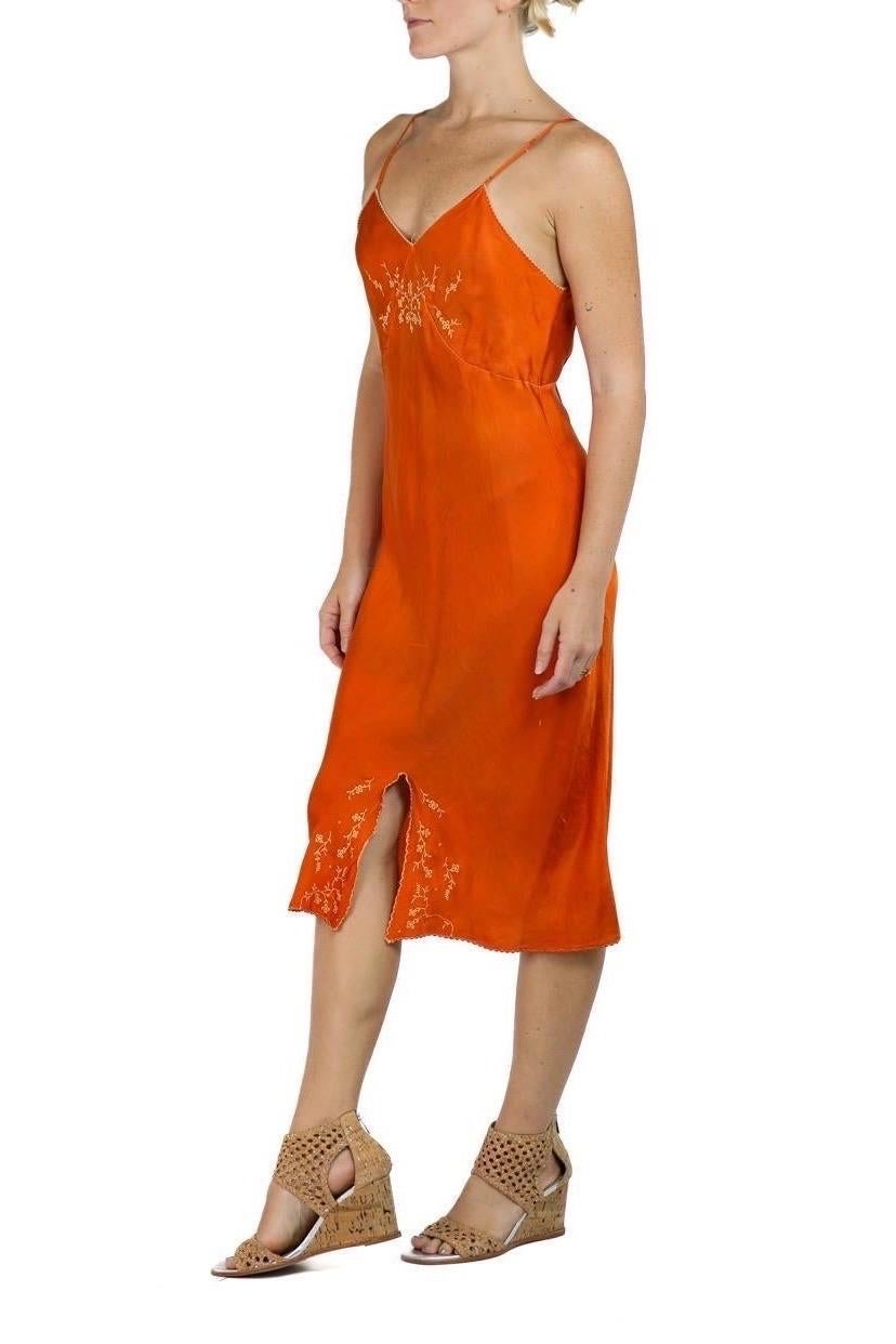1930S Orange Seidenfärbung Slip Kleid mit gestickter Brust im Angebot 4