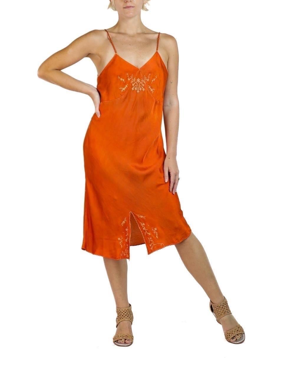1930S Orange Seidenfärbung Slip Kleid mit gestickter Brust im Angebot 5