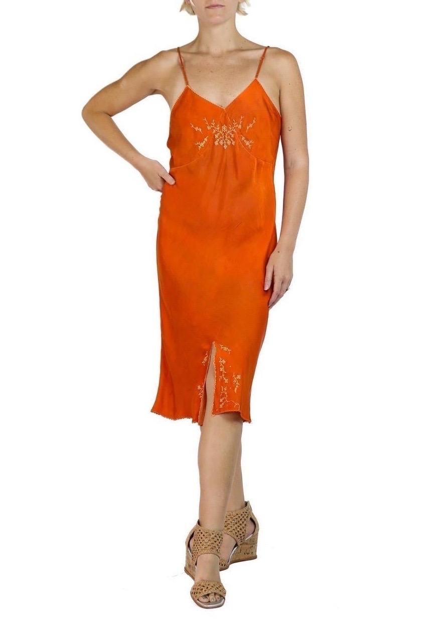 1930S Orange Seidenfärbung Slip Kleid mit gestickter Brust im Angebot 6