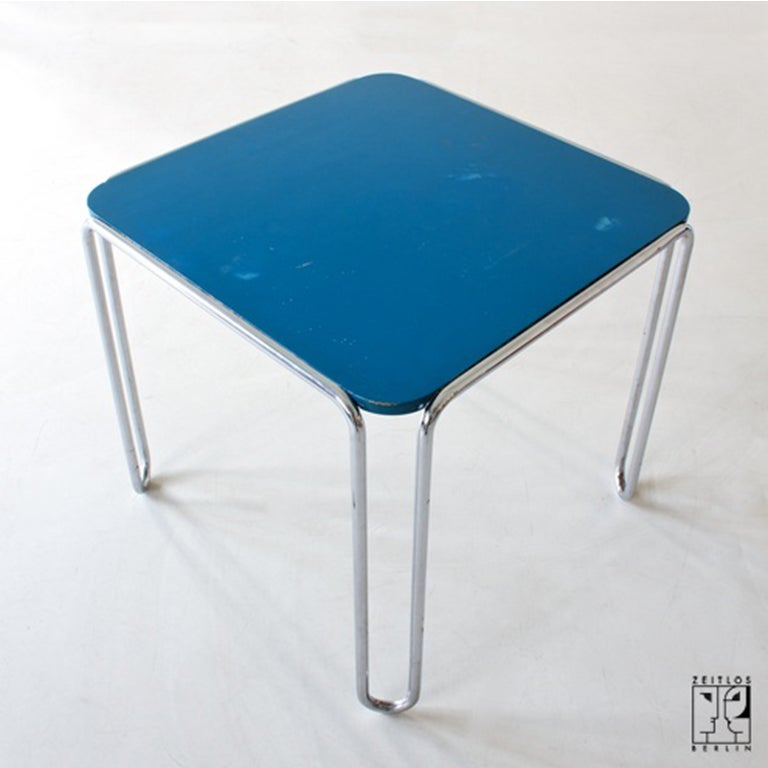 Découvrez la quintessence du design Bauhaus dans cette rare et exquise table Looping des années 1930, qui témoigne de la vision révolutionnaire de Marcel Breuer. Cette pièce, un By Design/One 10 fabriqué par le célèbre Thonet, représente un moment
