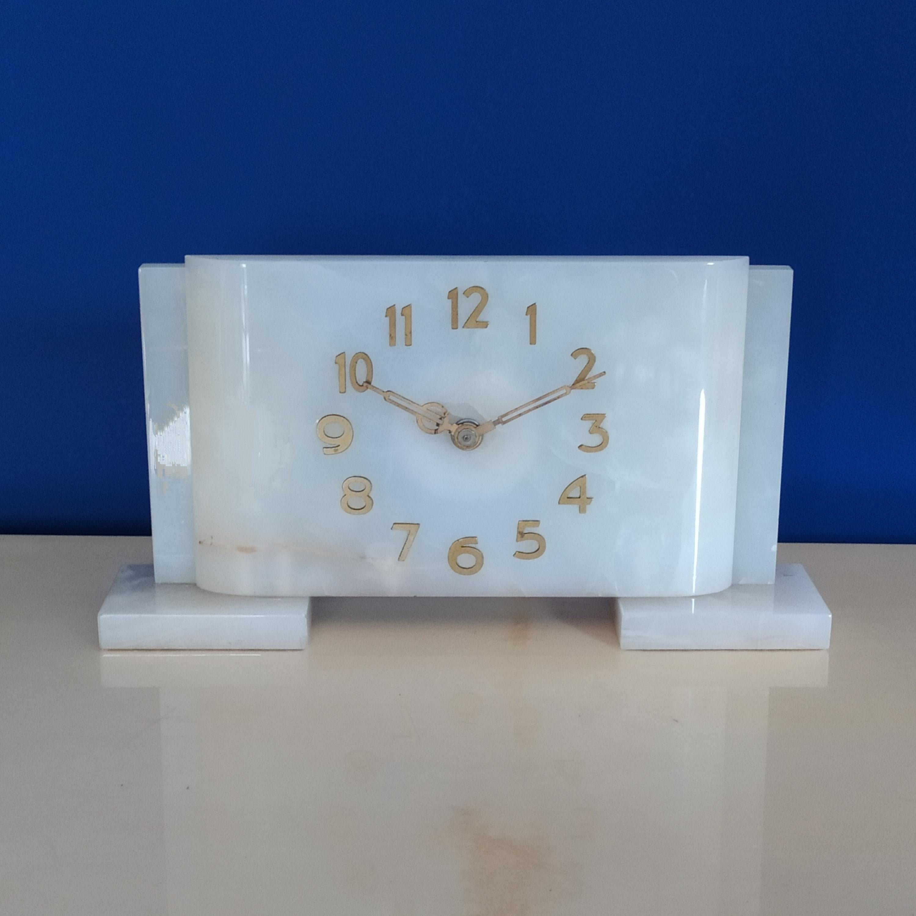 Étonnante horloge de table Art déco française en albâtre 1930. Il fonctionne très bien.
