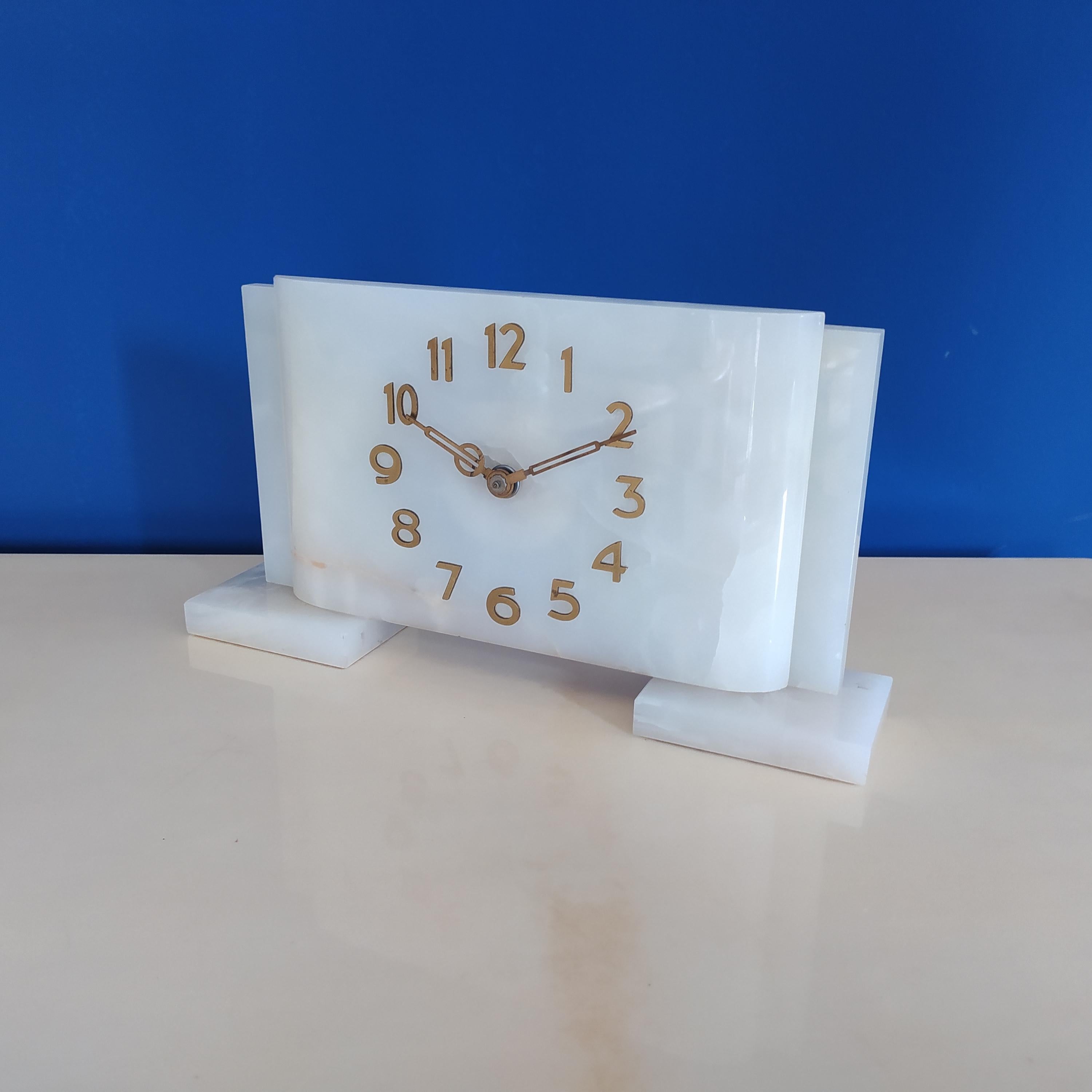 1930s Original French Art Deco Table Clock in Alabaster, 1930s For Sale