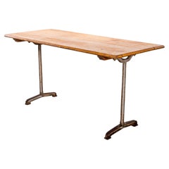 Table de salle à manger de style café des années 1930, avec piètement en fonte d'origine française