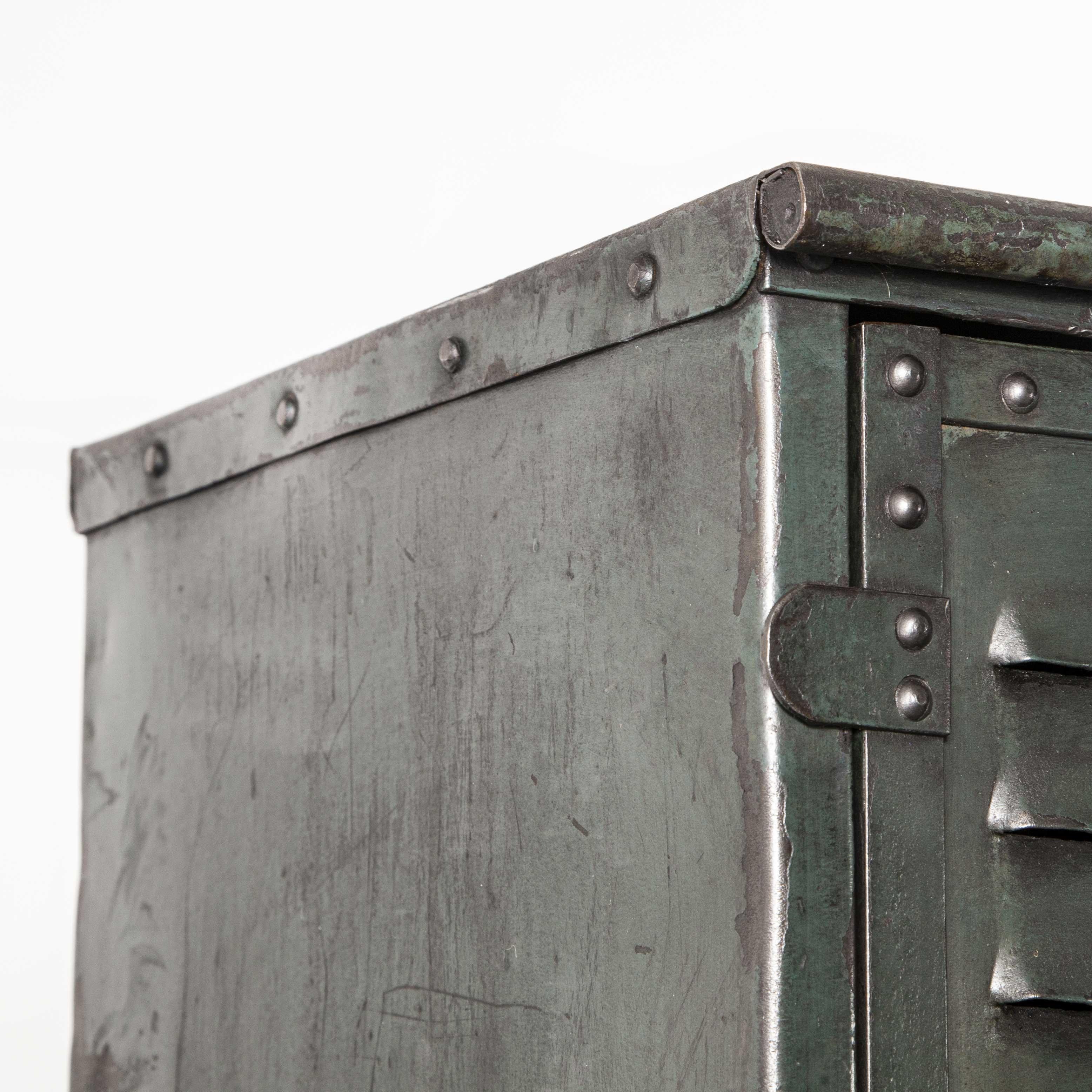 1930er Jahre Originaler französischer fünftüriger Metallschrank von Gantois 5