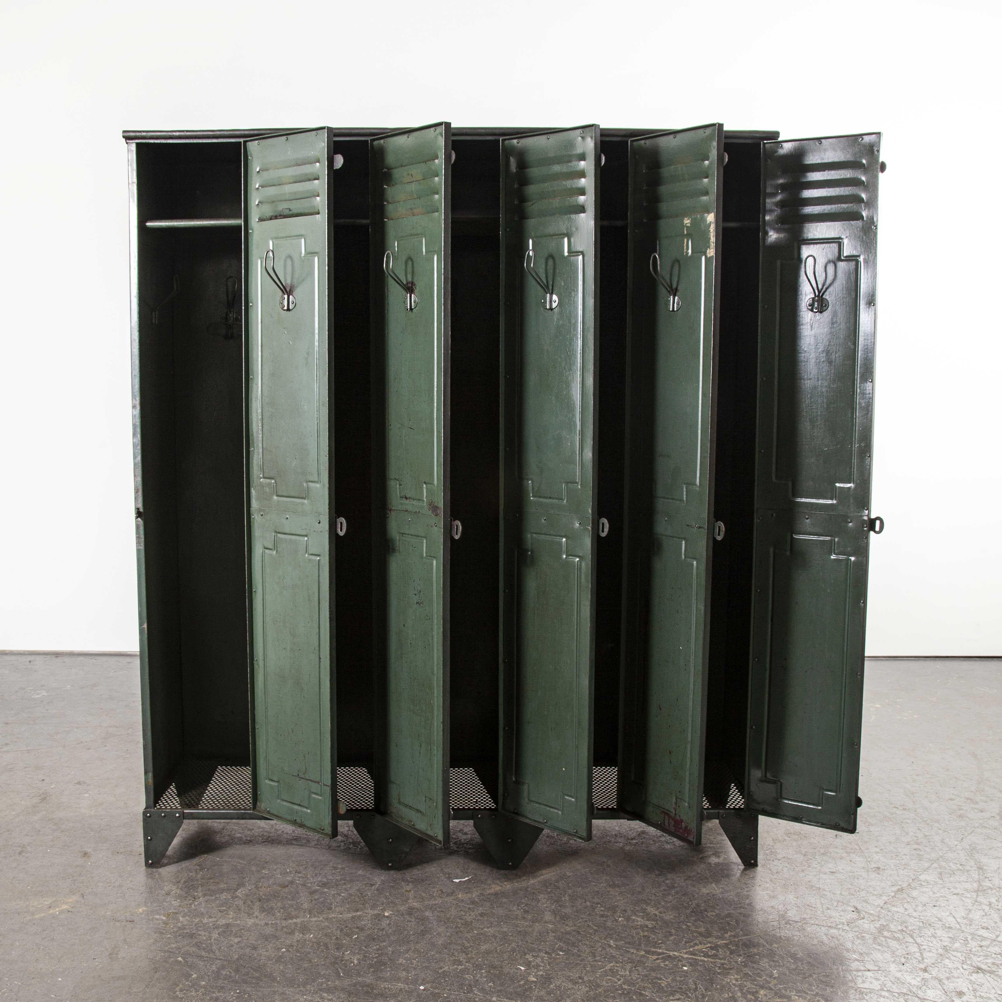 1930er Jahre Originaler französischer fünftüriger Metallschrank von Gantois 8
