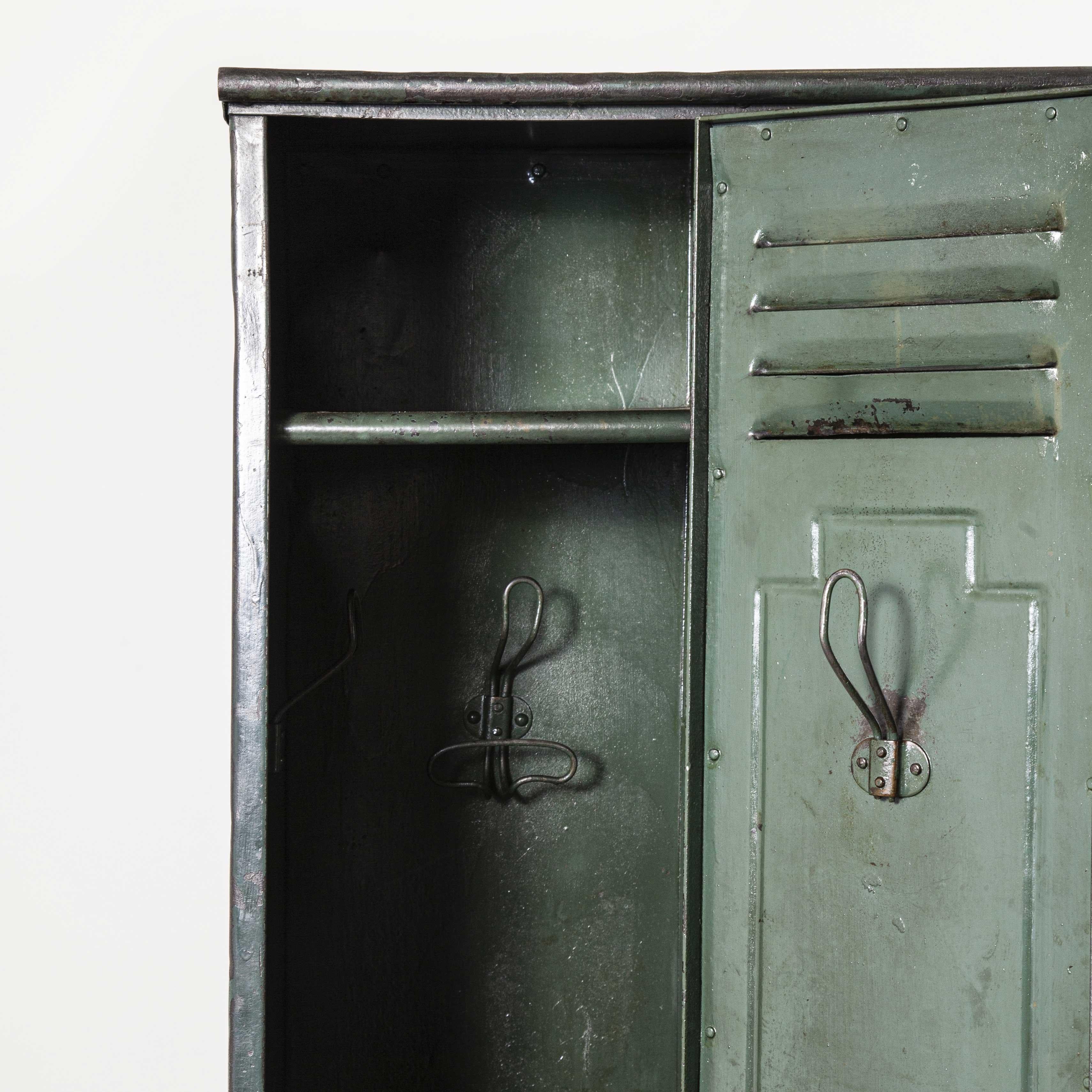 1930er Jahre Originaler französischer fünftüriger Metallschrank von Gantois 9