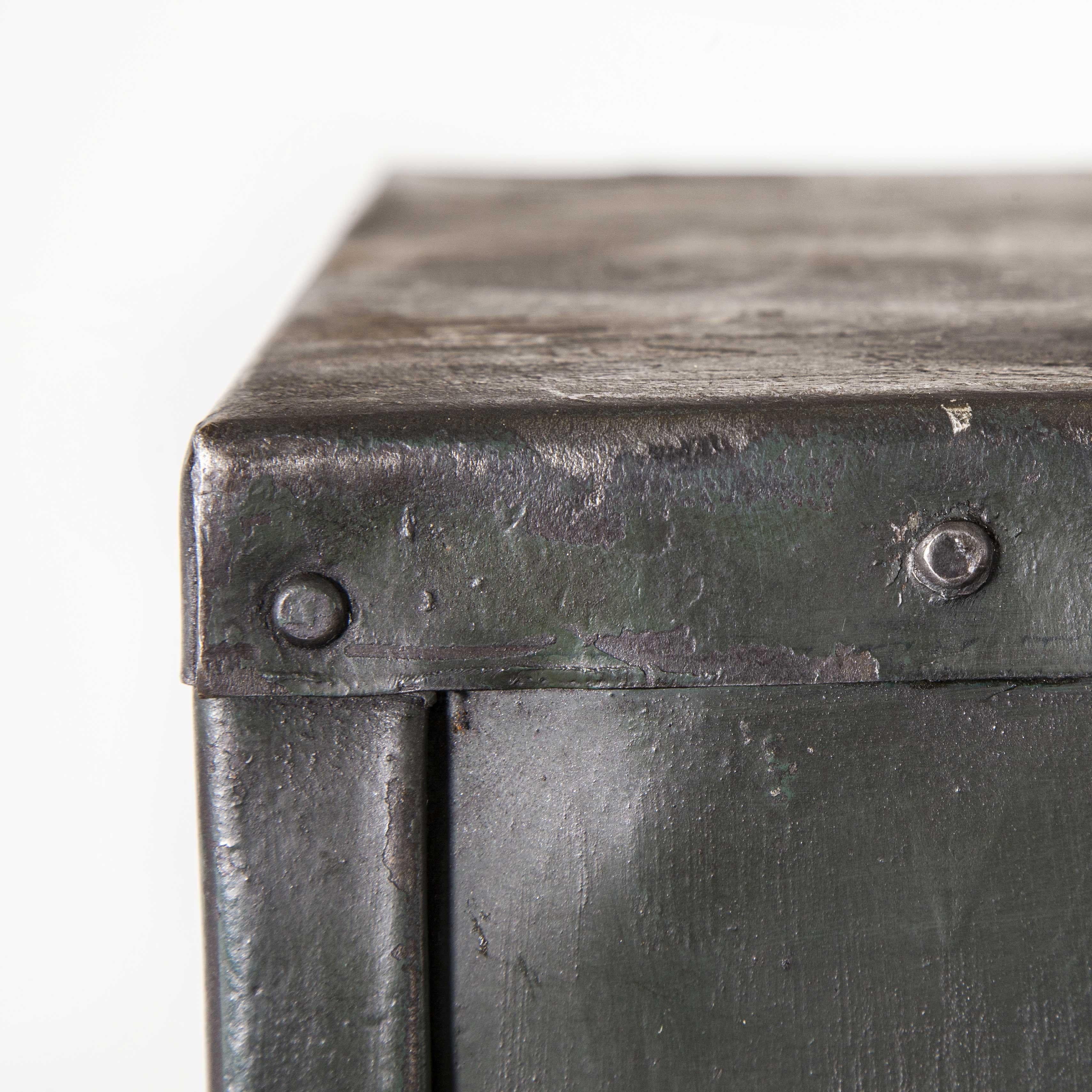 1930er Jahre Originaler französischer fünftüriger Metallschrank von Gantois 12