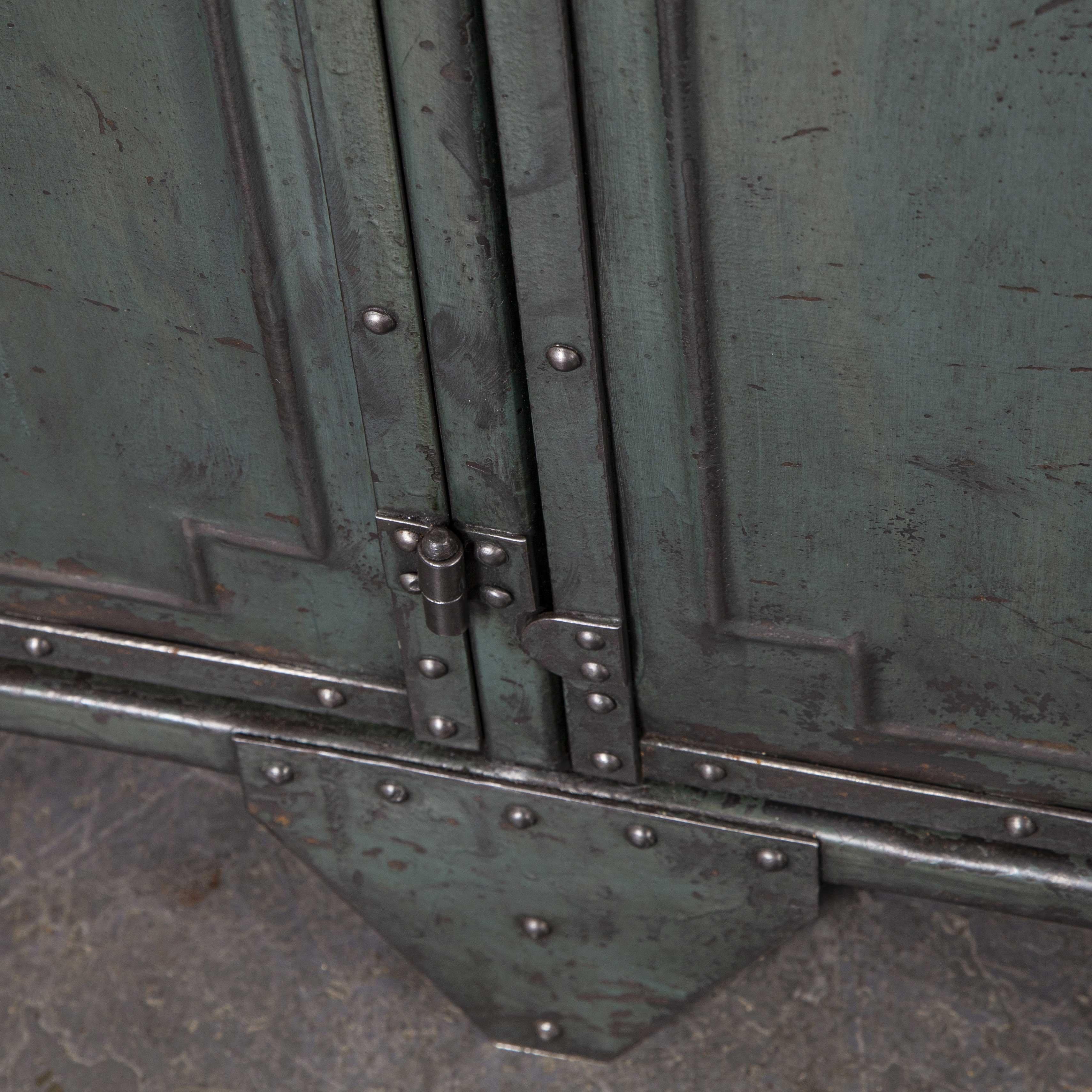 1930er Jahre Originaler französischer fünftüriger Metallschrank von Gantois 14