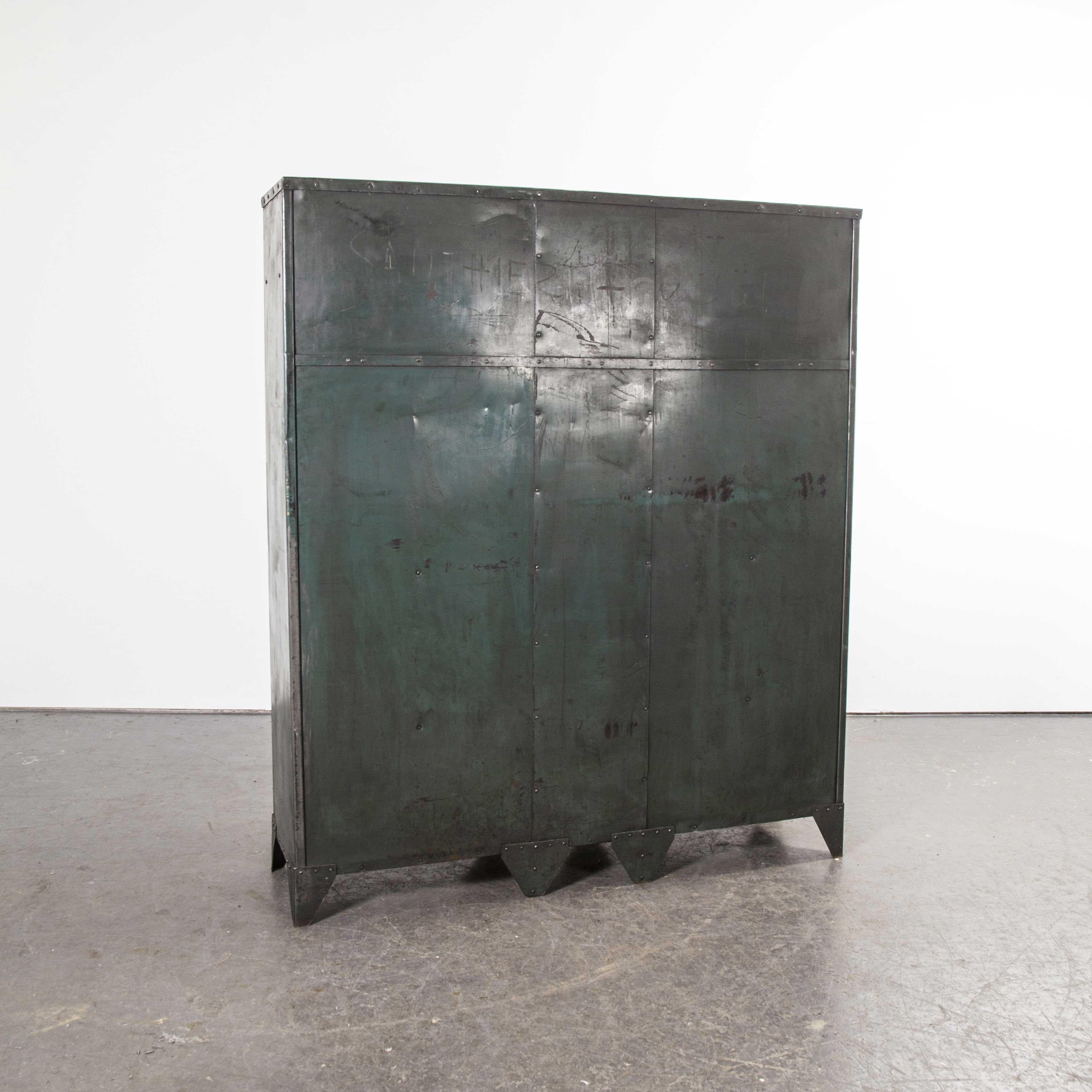 1930er Jahre Originaler französischer fünftüriger Metallschrank von Gantois 15