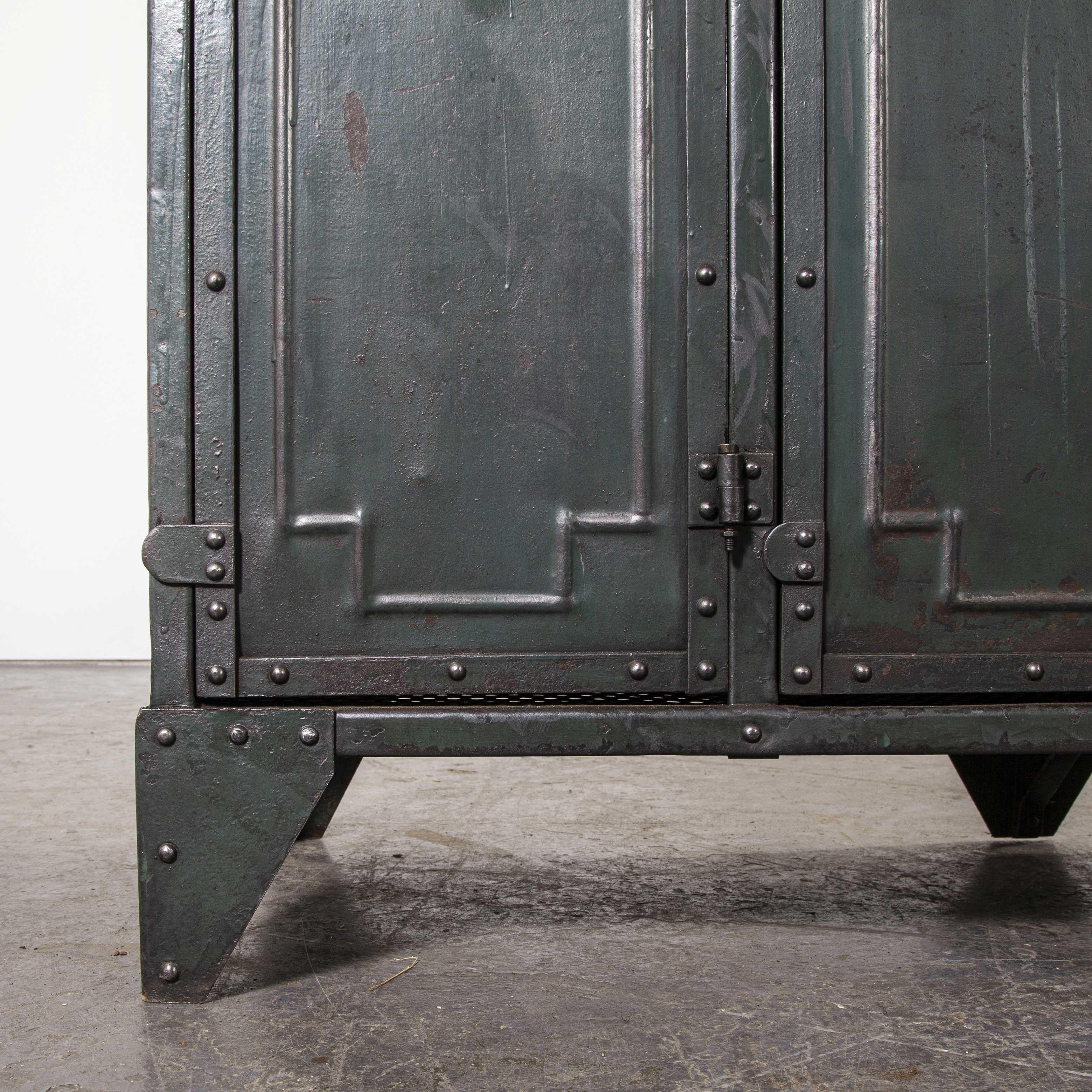 1930er Jahre Originaler französischer fünftüriger Metallschrank von Gantois (Französisch)
