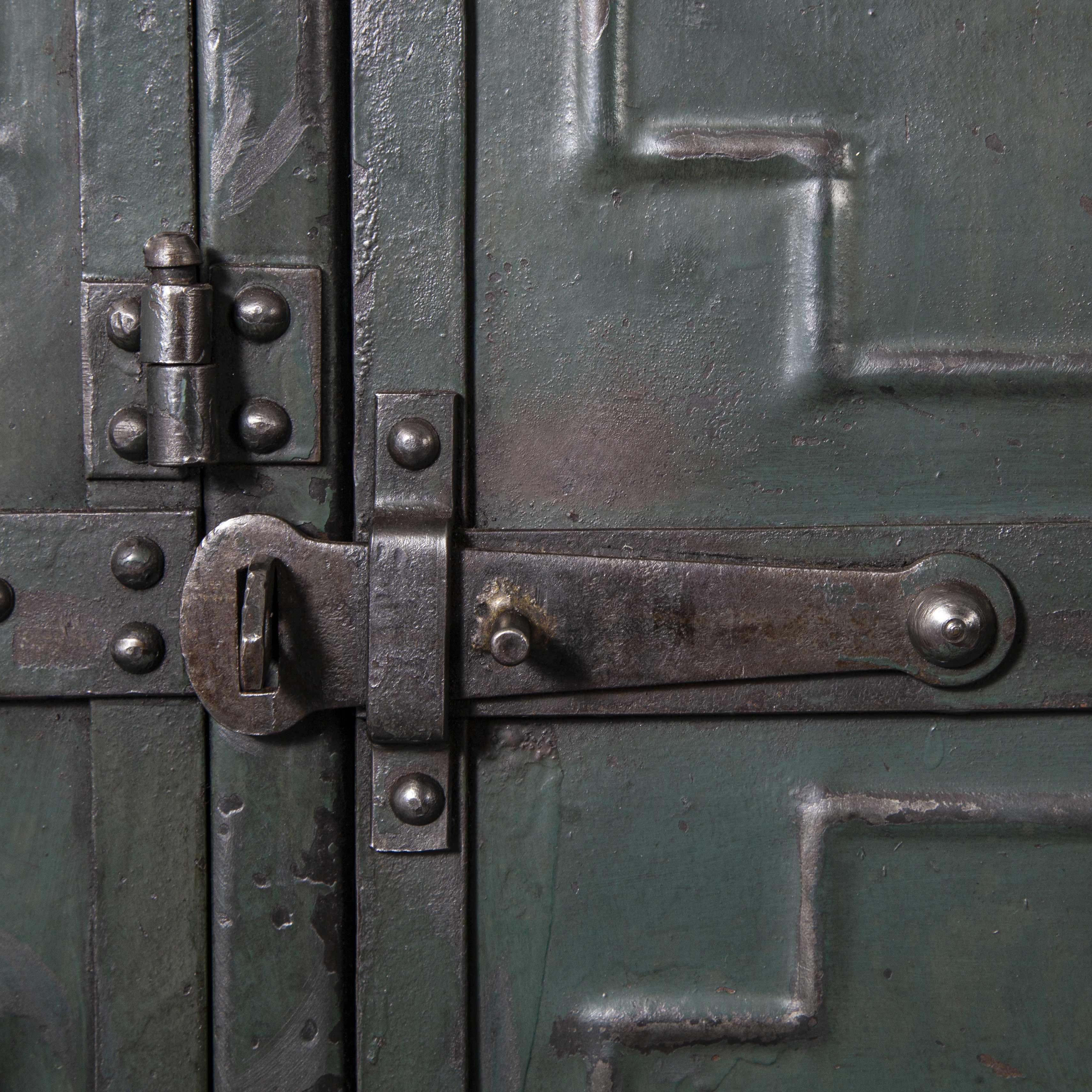 1930er Jahre Originaler französischer fünftüriger Metallschrank von Gantois im Zustand „Gut“ in Hook, Hampshire