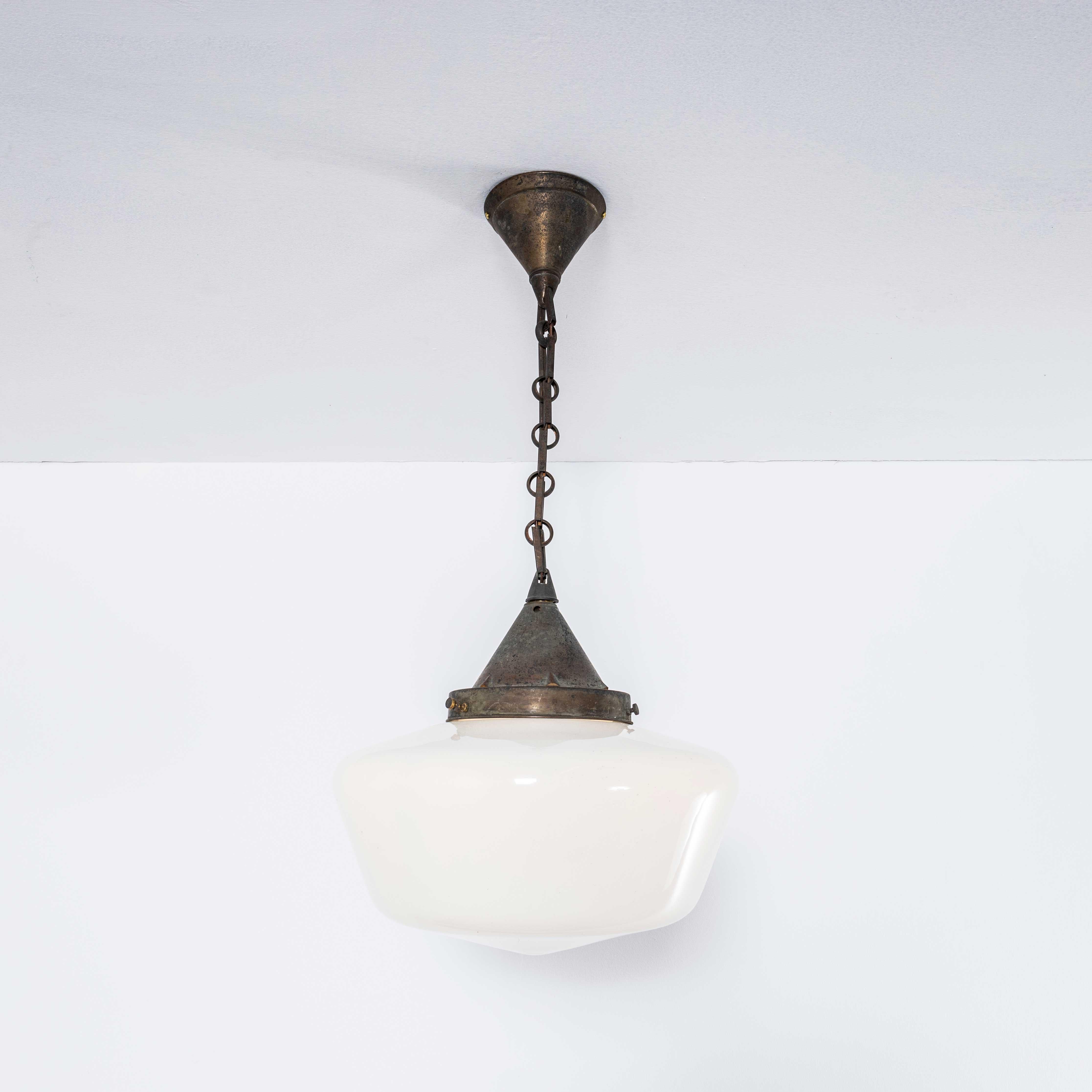 Original französische Opalglas-Hängeleuchte aus den 1930er Jahren. 

Der Hersteller ist uns leider nicht bekannt, aber die Lampe hat den originalen Opalglasschirm und ungewöhnlicherweise die originale Messinggalerie, Kette und Deckenbefestigung. Die