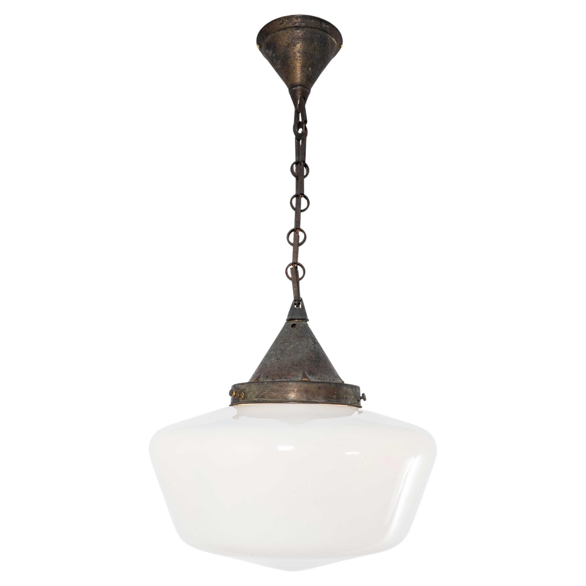 Lampada a sospensione in vetro opalino originale francese degli anni '30