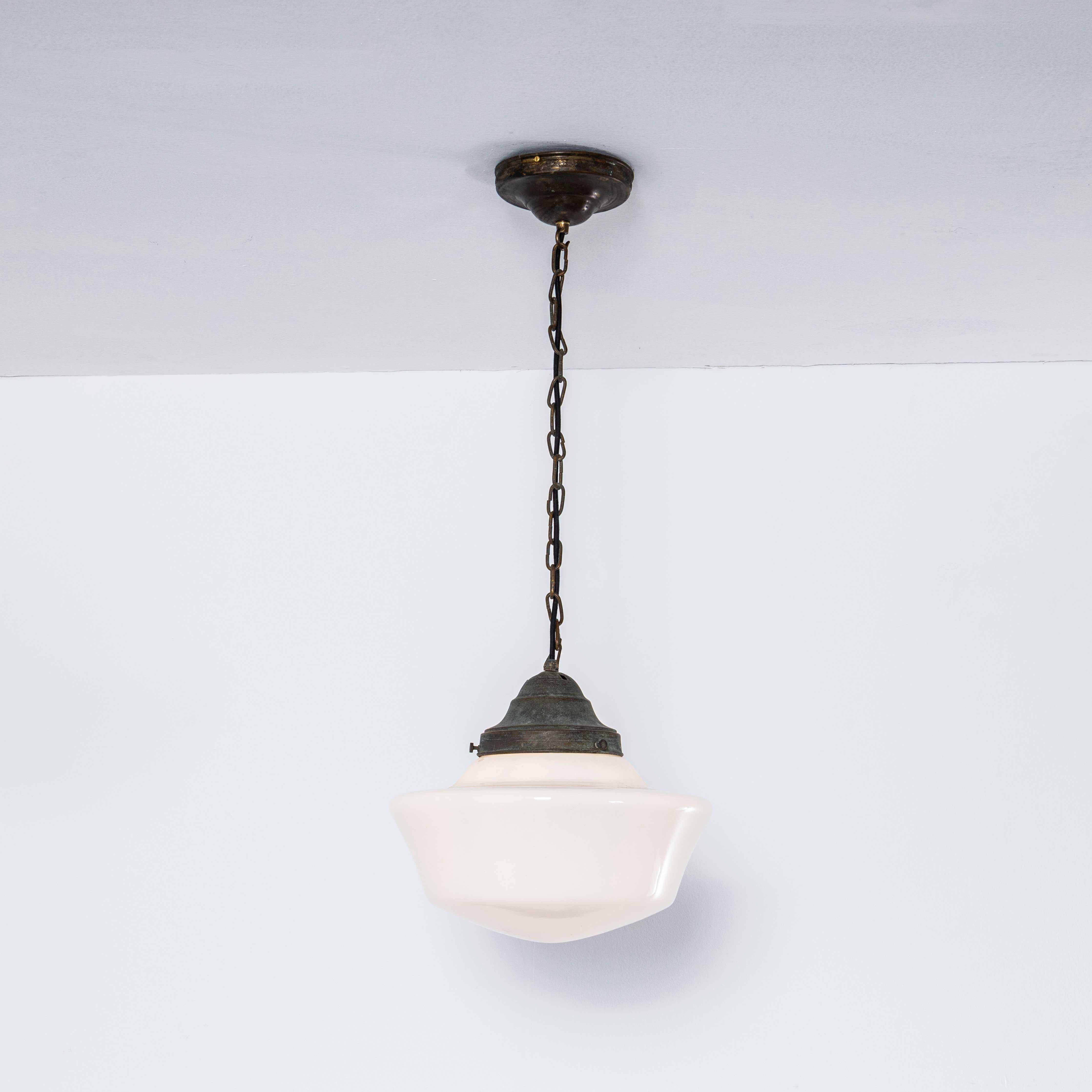 Lampes pendantes en verre opalin d'origine française des années 1930. 

Malheureusement, nous ne connaissons pas le fabricant, mais les lampes présentent les abat-jours en verre opalin d'origine et, fait inhabituel, les galeries, la chaîne et les