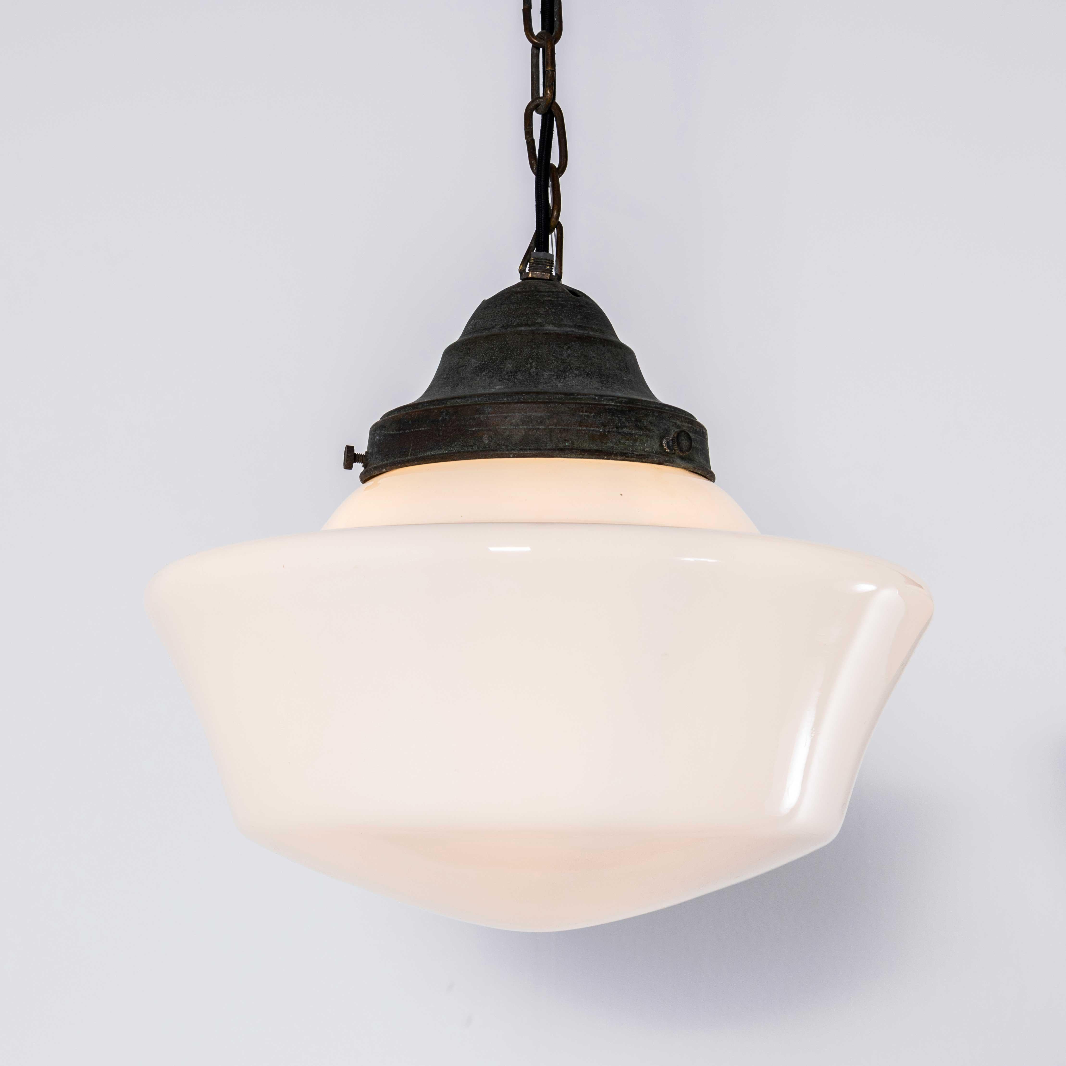 Français Lampes pendantes en verre opalin d'origine française des années 1930 en vente
