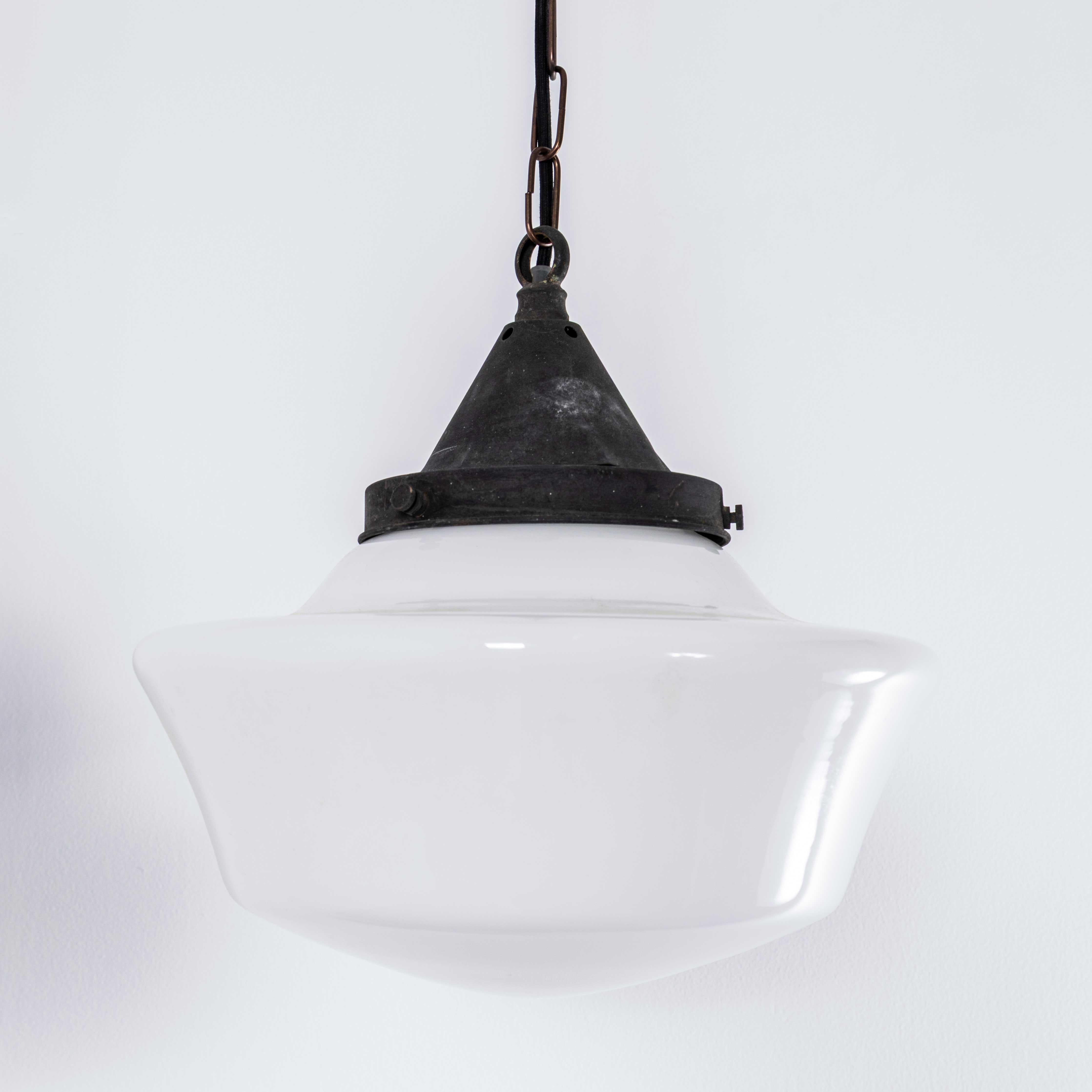 Milieu du XXe siècle Lampes pendantes en verre opalin d'origine française des années 1930 en vente