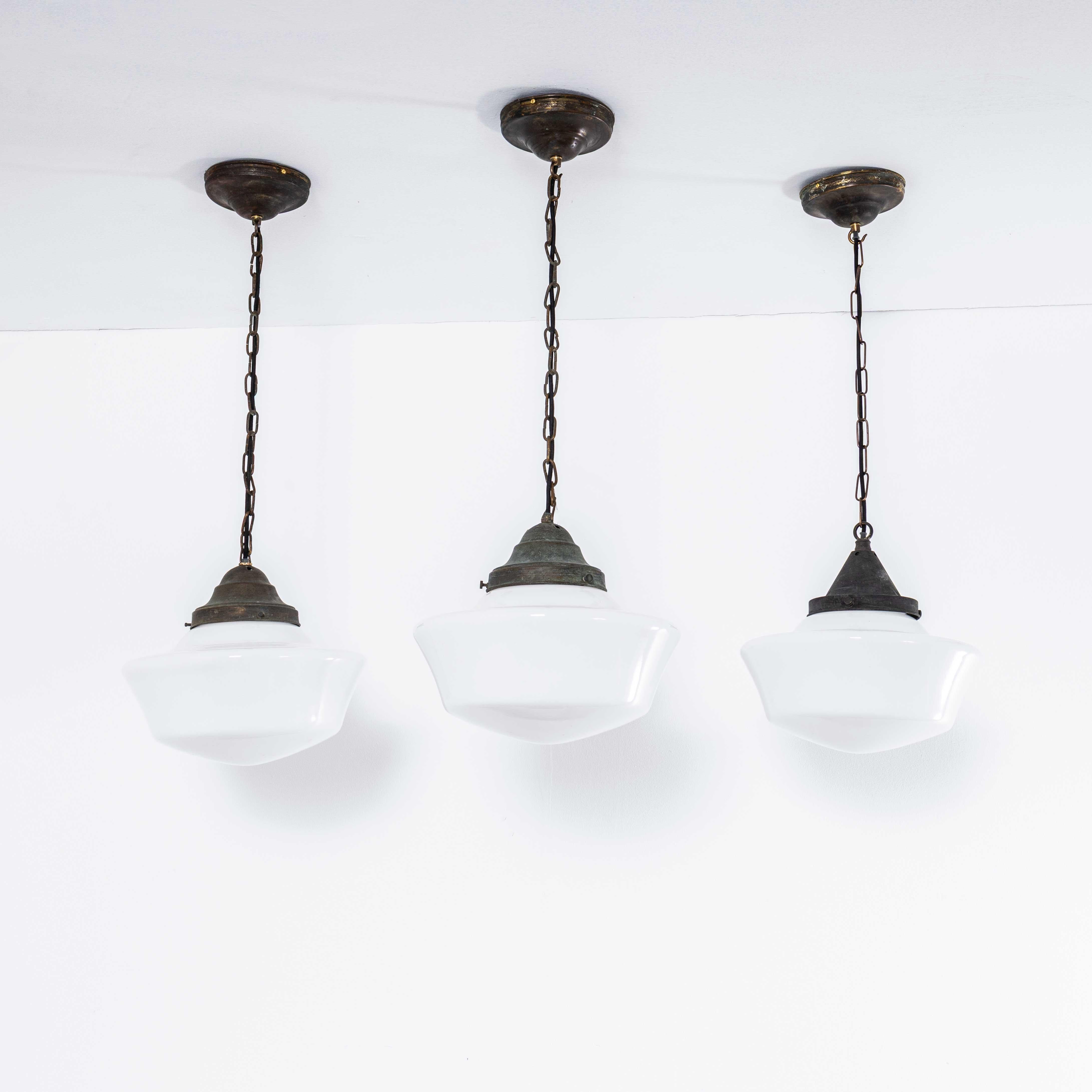Lampes pendantes en verre opalin d'origine française des années 1930 en vente 1