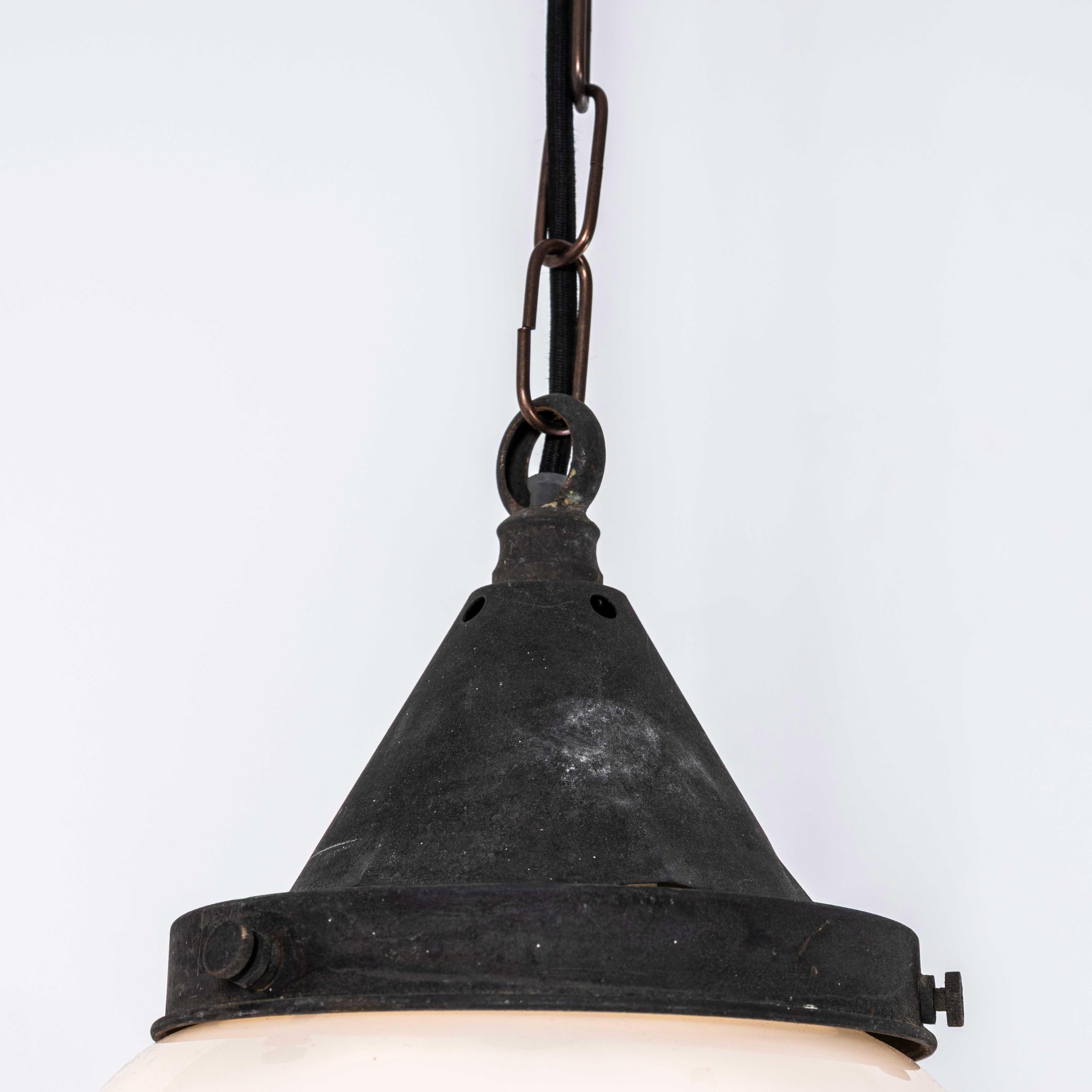 Lampes pendantes en verre opalin d'origine française des années 1930 en vente 2