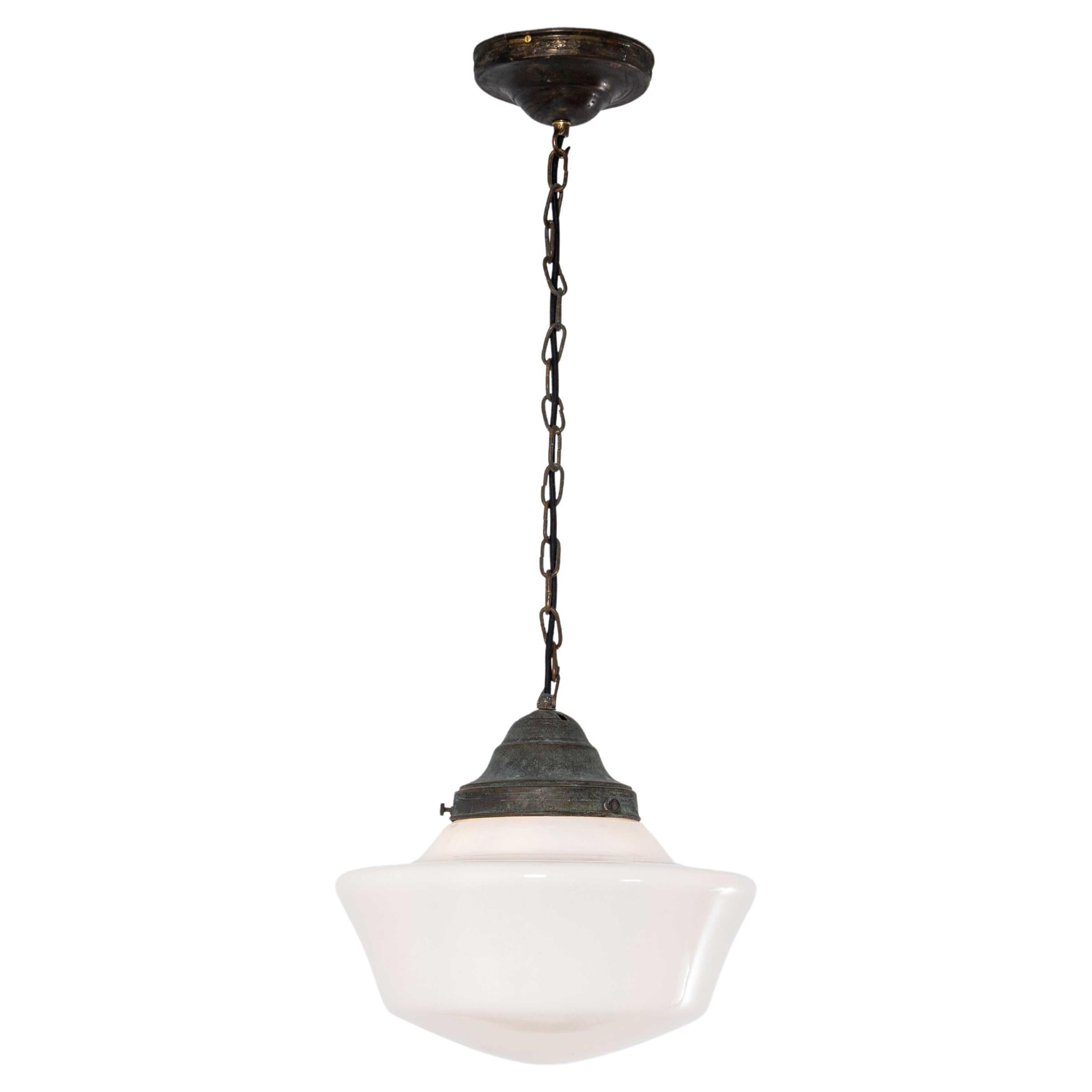 Lampes pendantes en verre opalin d'origine française des années 1930