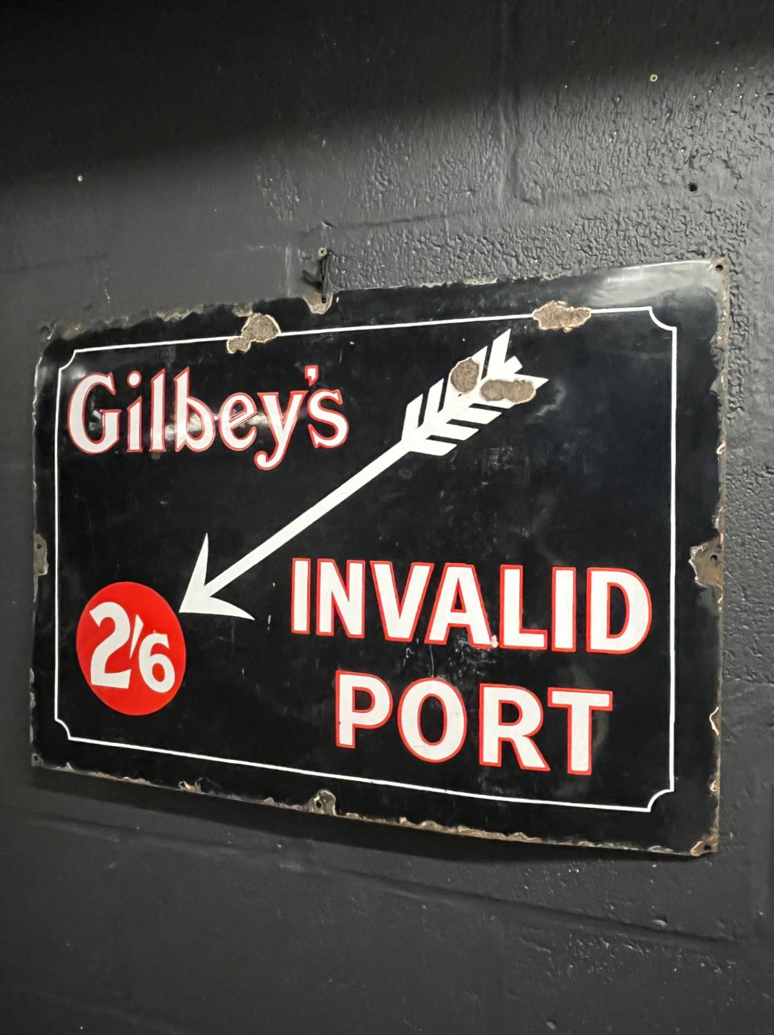 1930s Original Gilbeys Invalid Port Enamel Advertising Pub Garden Bar Sign (Industriell) im Angebot