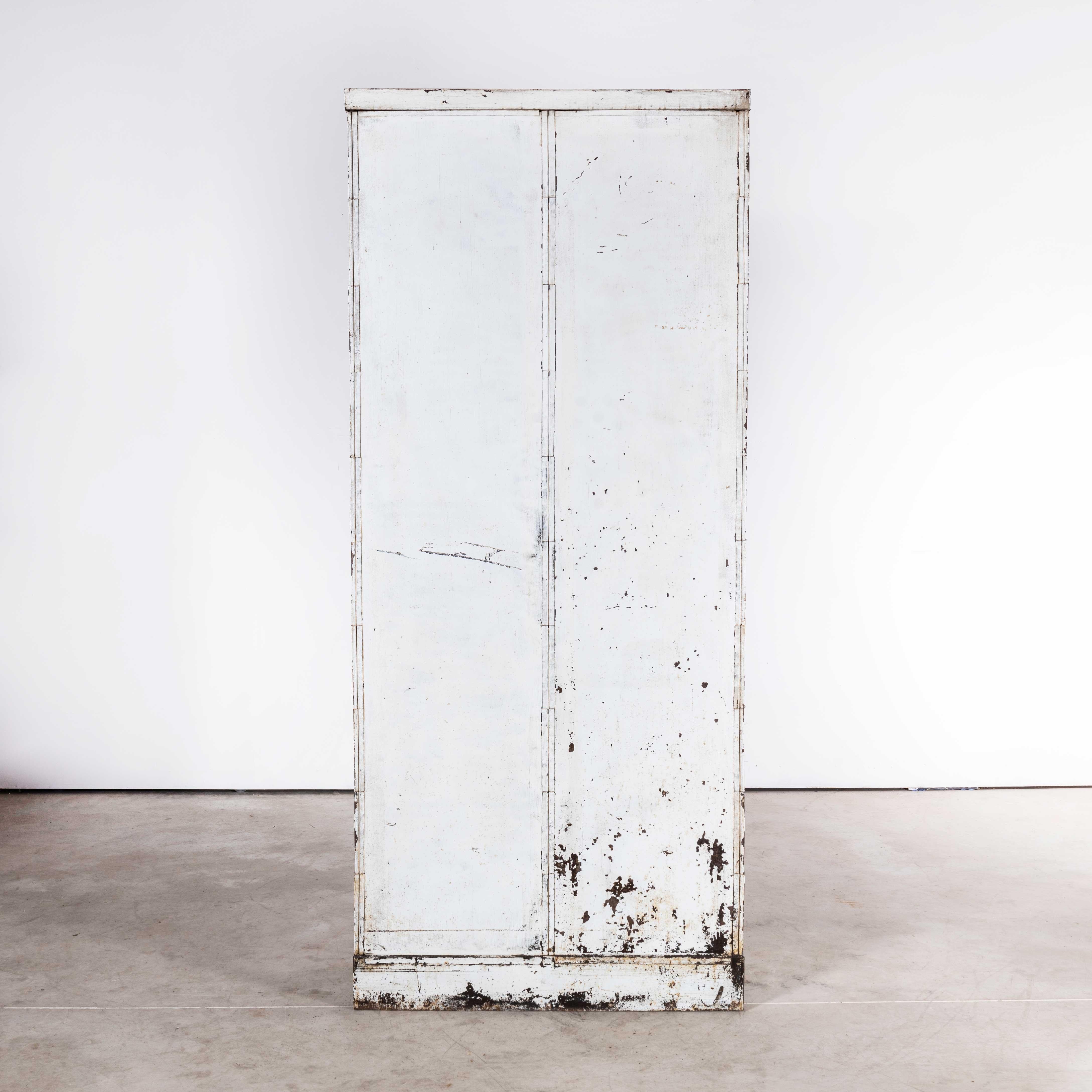 Milieu du XXe siècle Armoire Strafor Klappet d'origine des années 1930 - Forge de Strasbourg