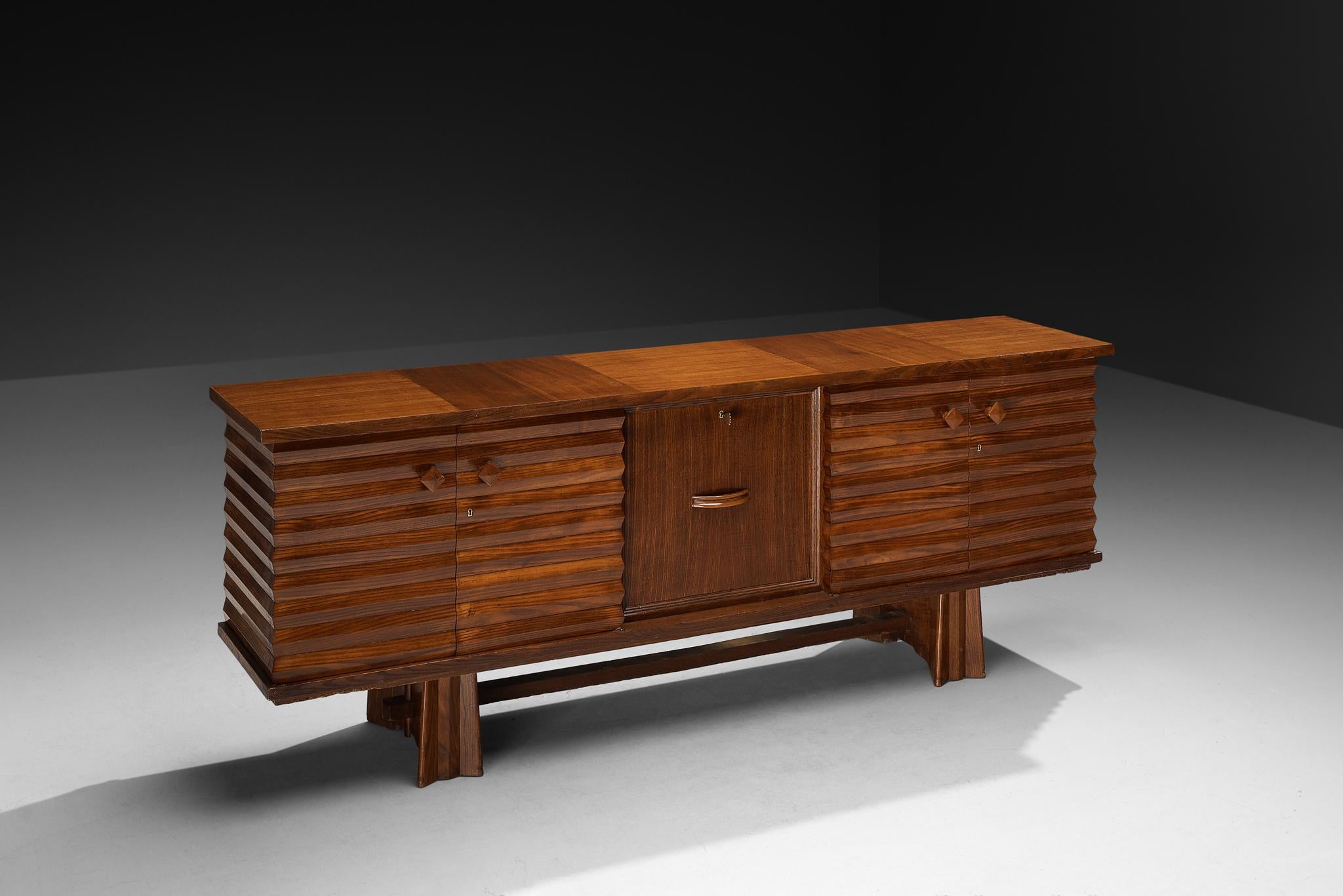 Osvaldo Borsani per Arredamenti Borsani Varedo, credenza, castagno, vetro specchiato, ottone, Italia, prima metà degli anni '30

Questo raro pezzo della prima metà degli anni '30, realizzato dal visionario italiano Osvaldo Borsani per Arredamenti
