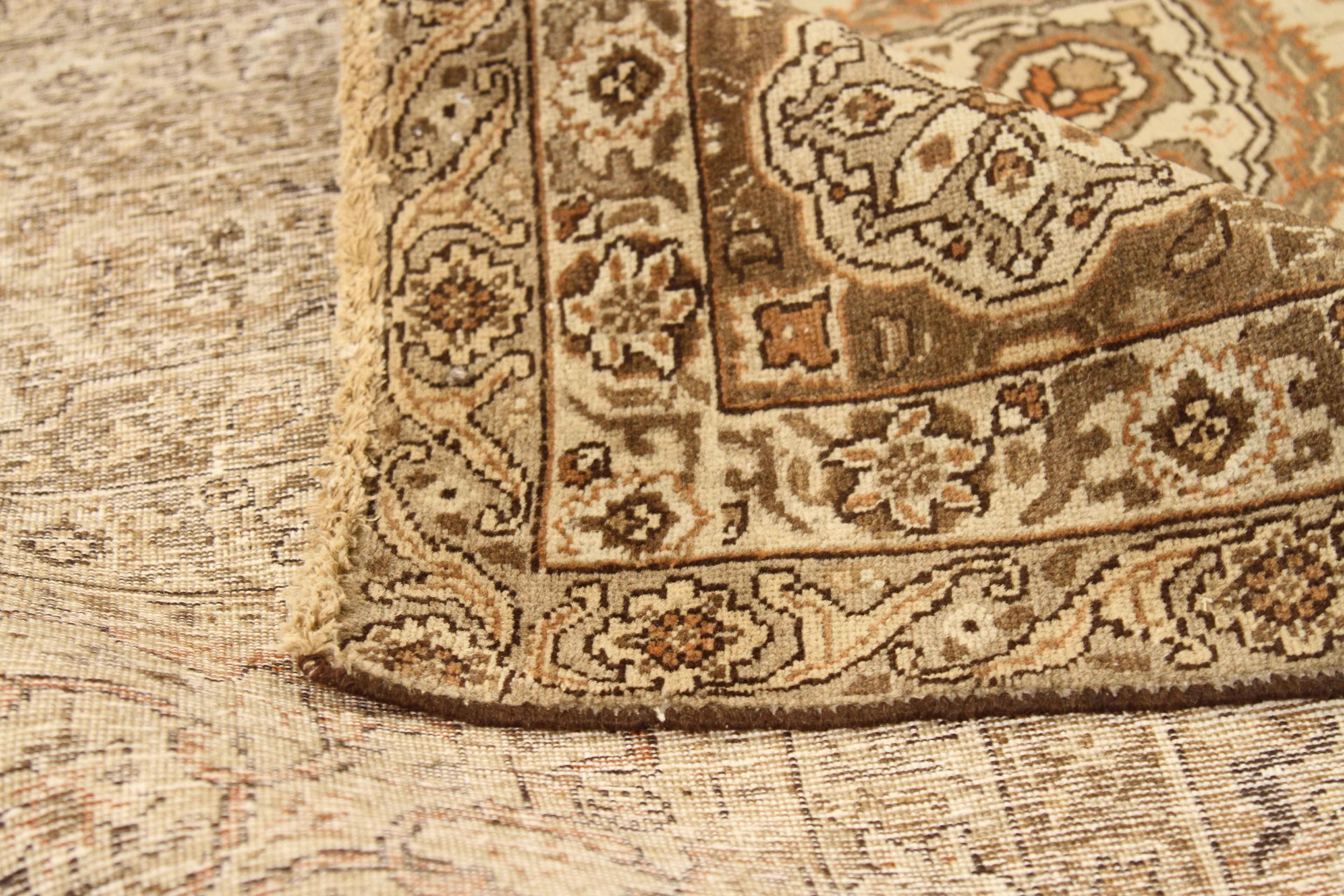 tapis persan antique des années 1930, fait à la main, en laine fine et avec de riches teintures végétales. Il présente des motifs complexes et très détaillés qui représentent les couleurs tribales de la région de Tabriz. C'est une option fantastique