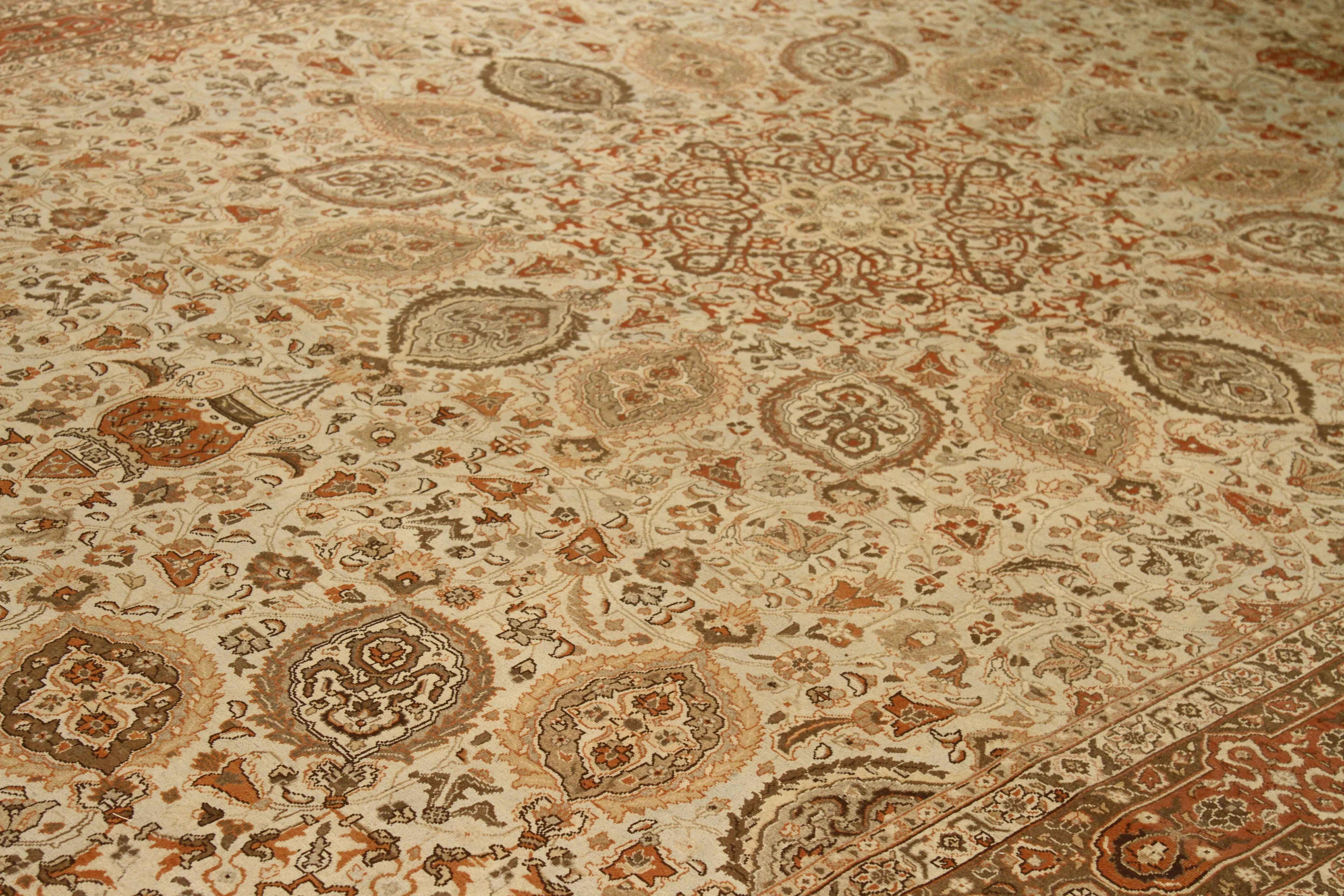Perse Tapis persan Tabriz ancien surdimensionné des années 1930 avec motifs tribaux ornés en vente